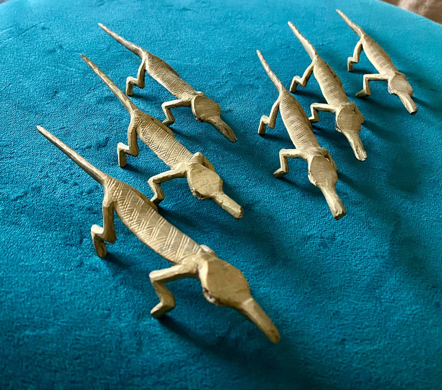 6 crocodile-shaped brass knife holders