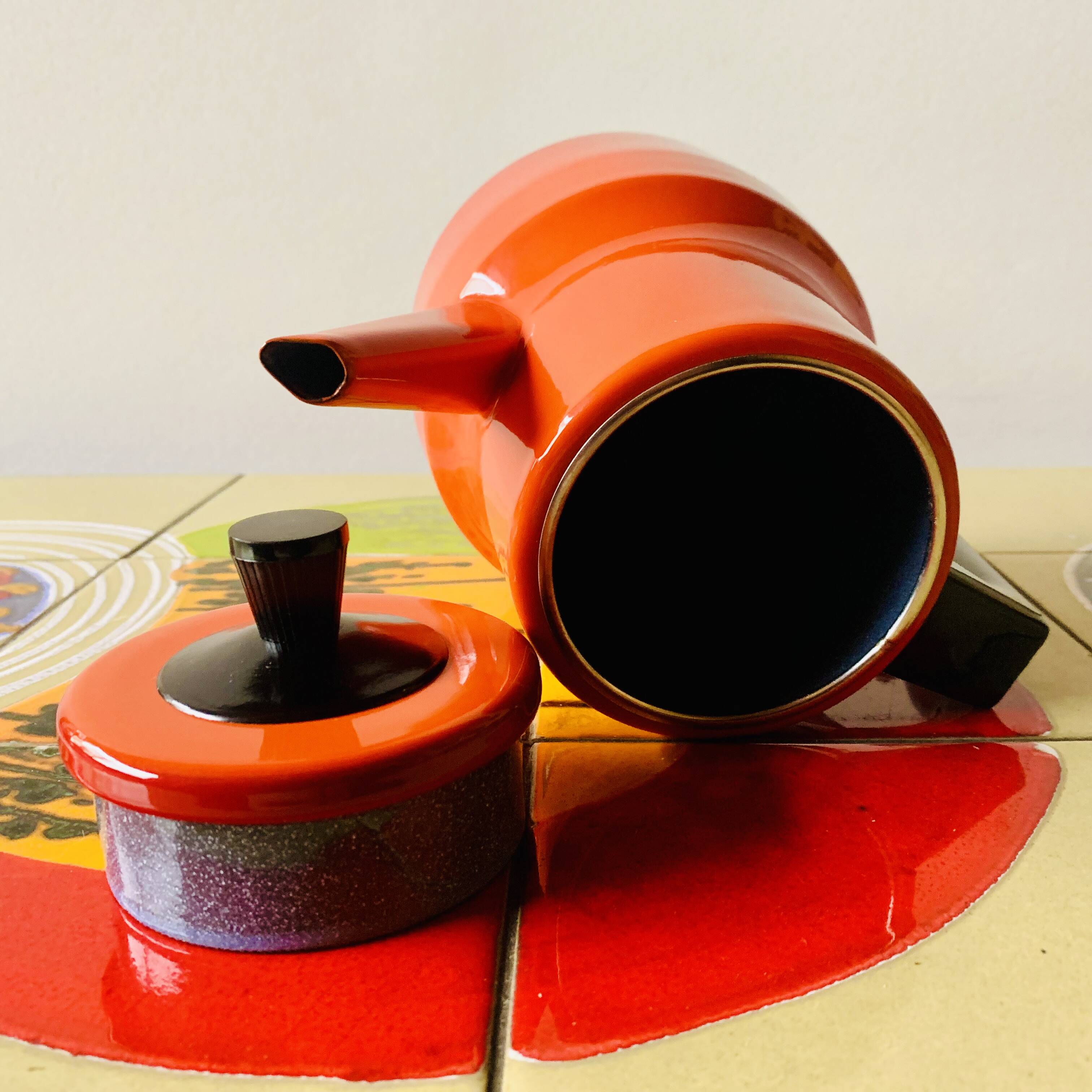 Vintage coffee maker in red enameled metal and Bakelite