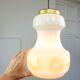 Lampe à suspension italienne en opaline et laiton du milieu du siècle