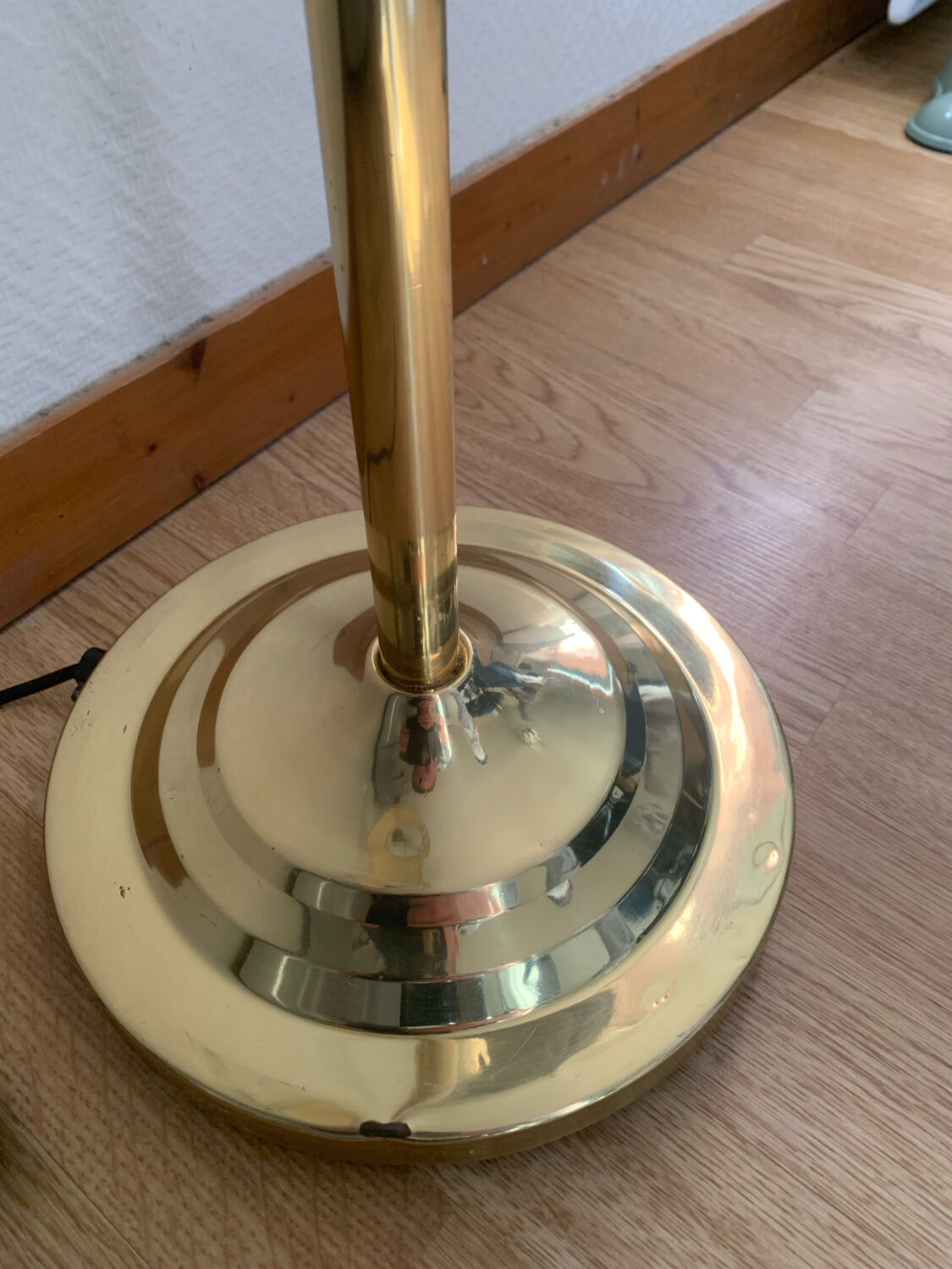 Articulated reading lamp