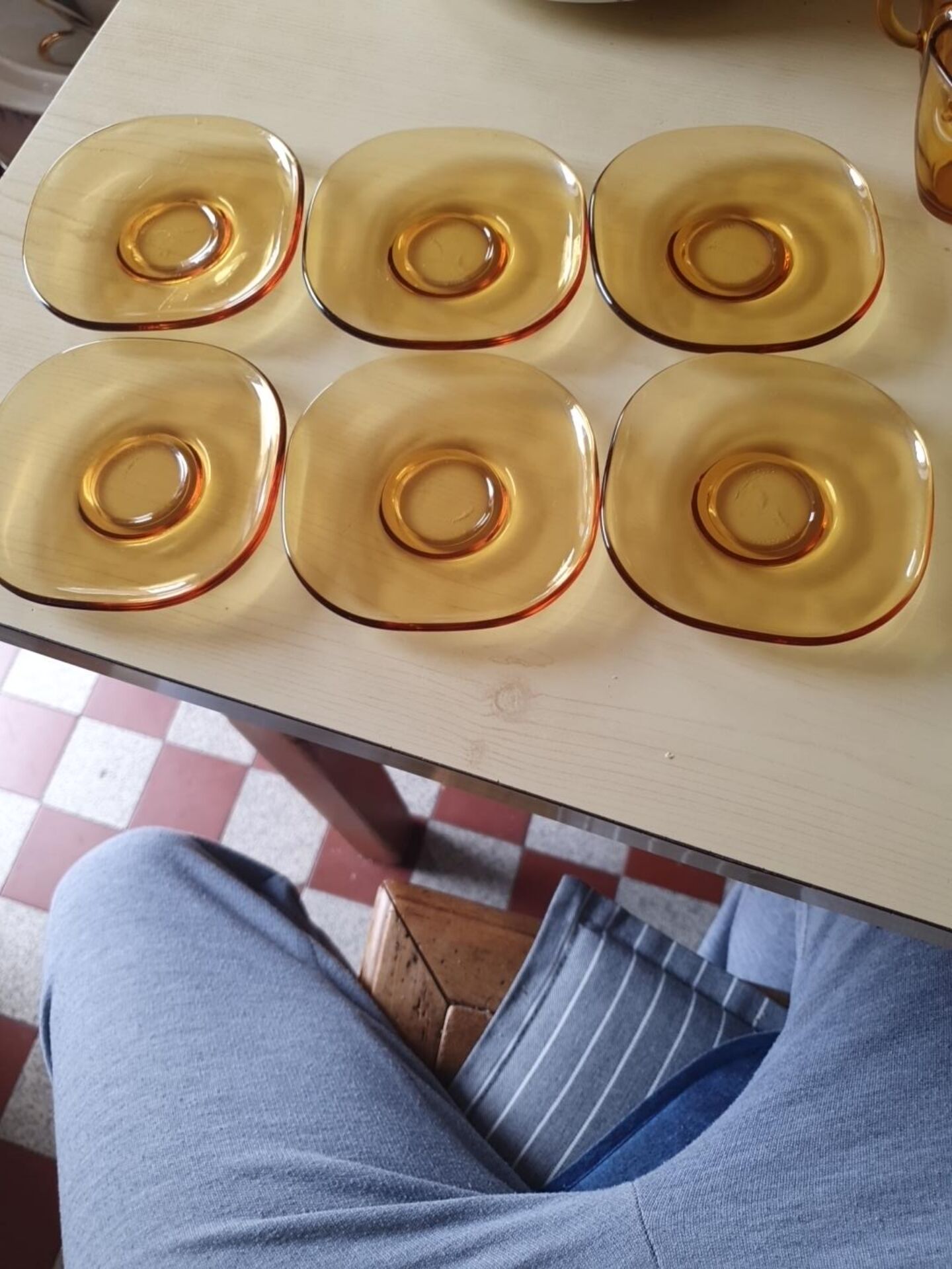 Service of 6 cups and saucers in amber glass.