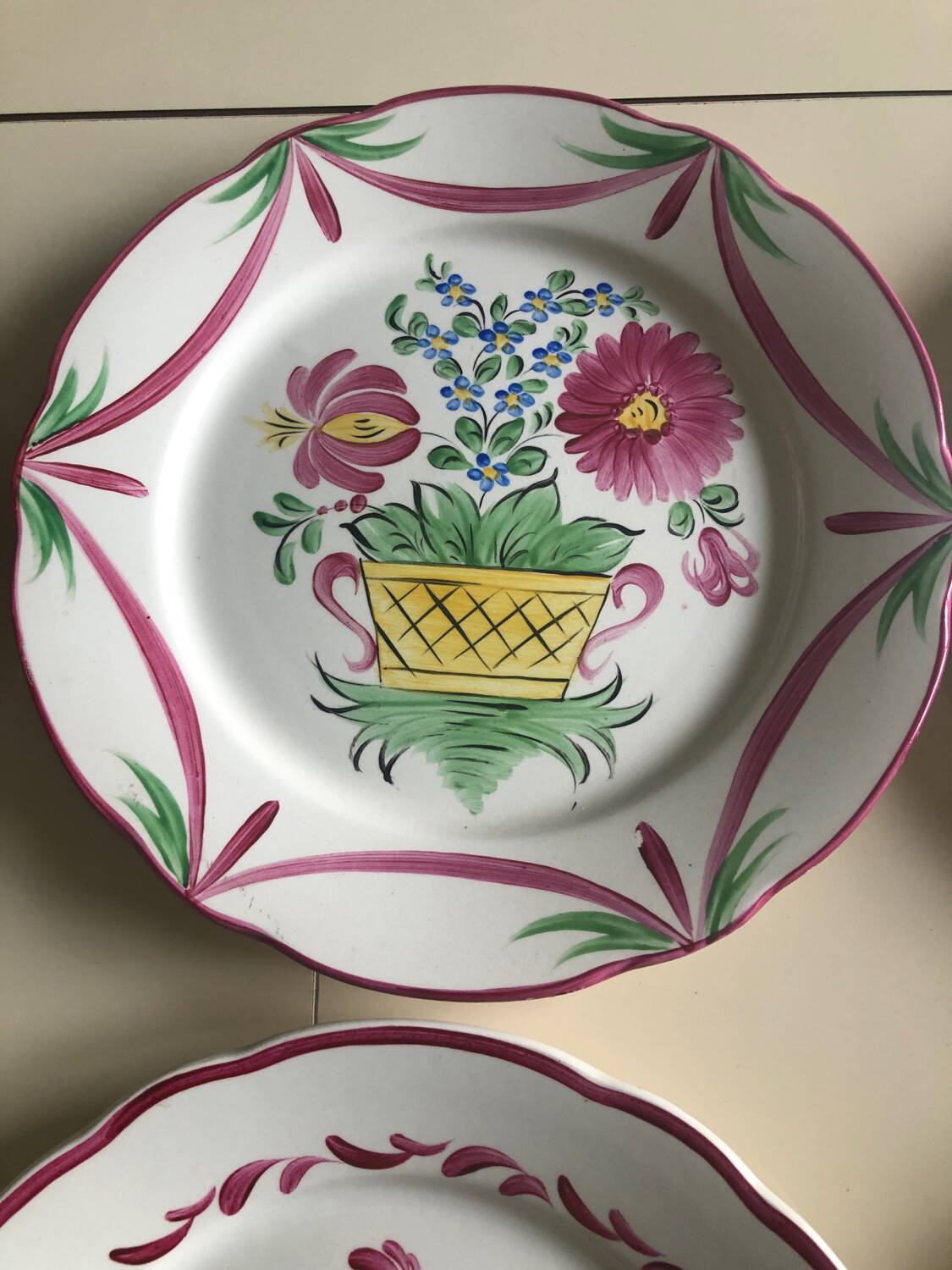 8 assiettes anciennes en faïence d’Art Clamecy décorée main