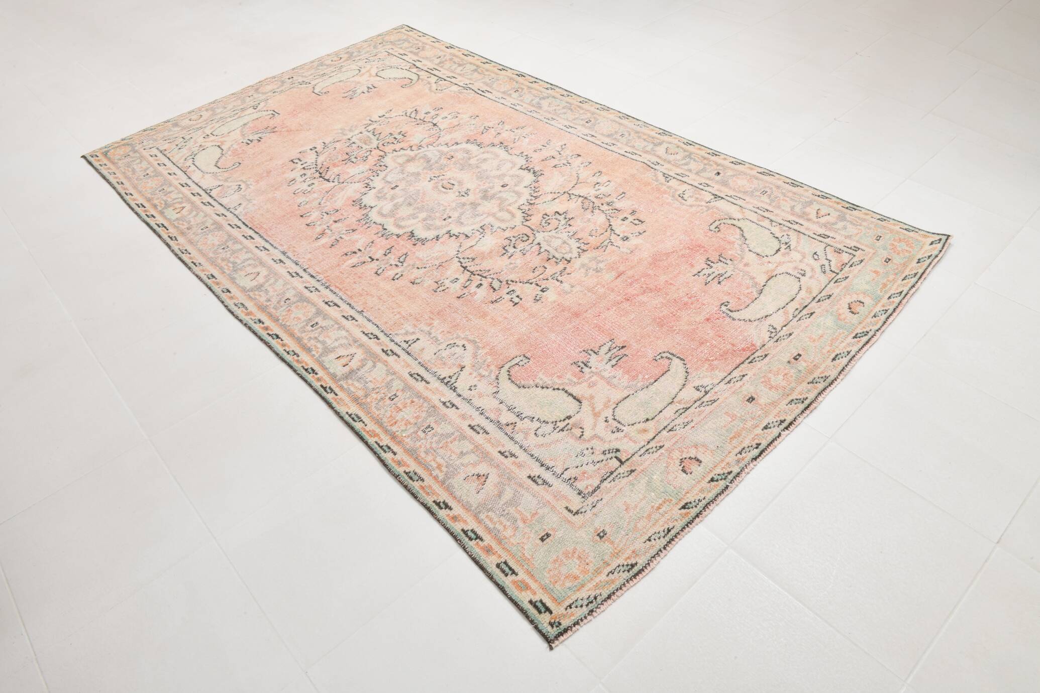 Tapis vintage oriental tons saumon et vert pastel, style faded 300x160