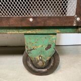 Armoire industrielle en fer avec portes en treillis sur roues, années 1960