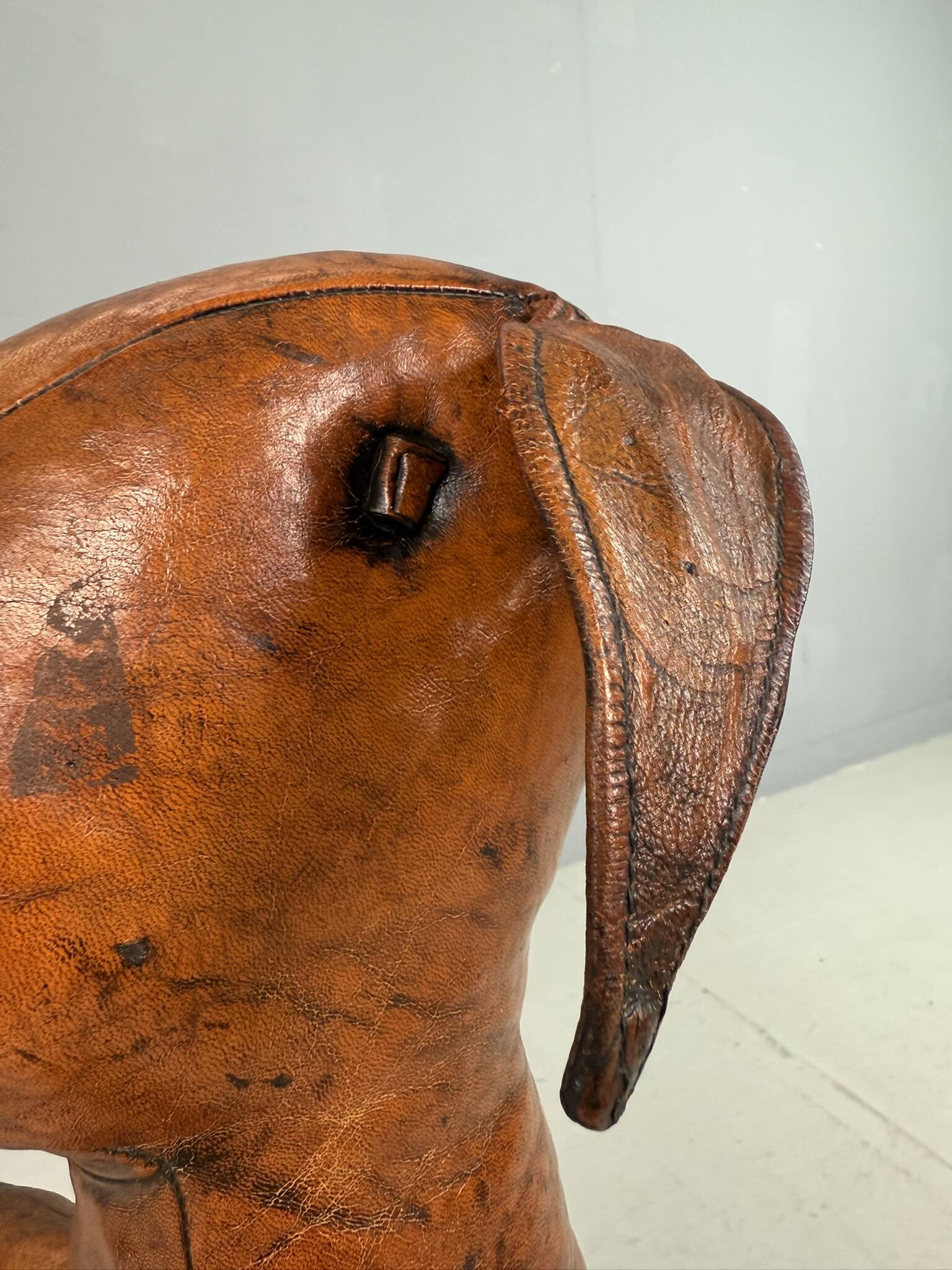 Dimitri Omersa leather magazine pouch kangaroo, Almazán, Spain, 1970 (Stamped)