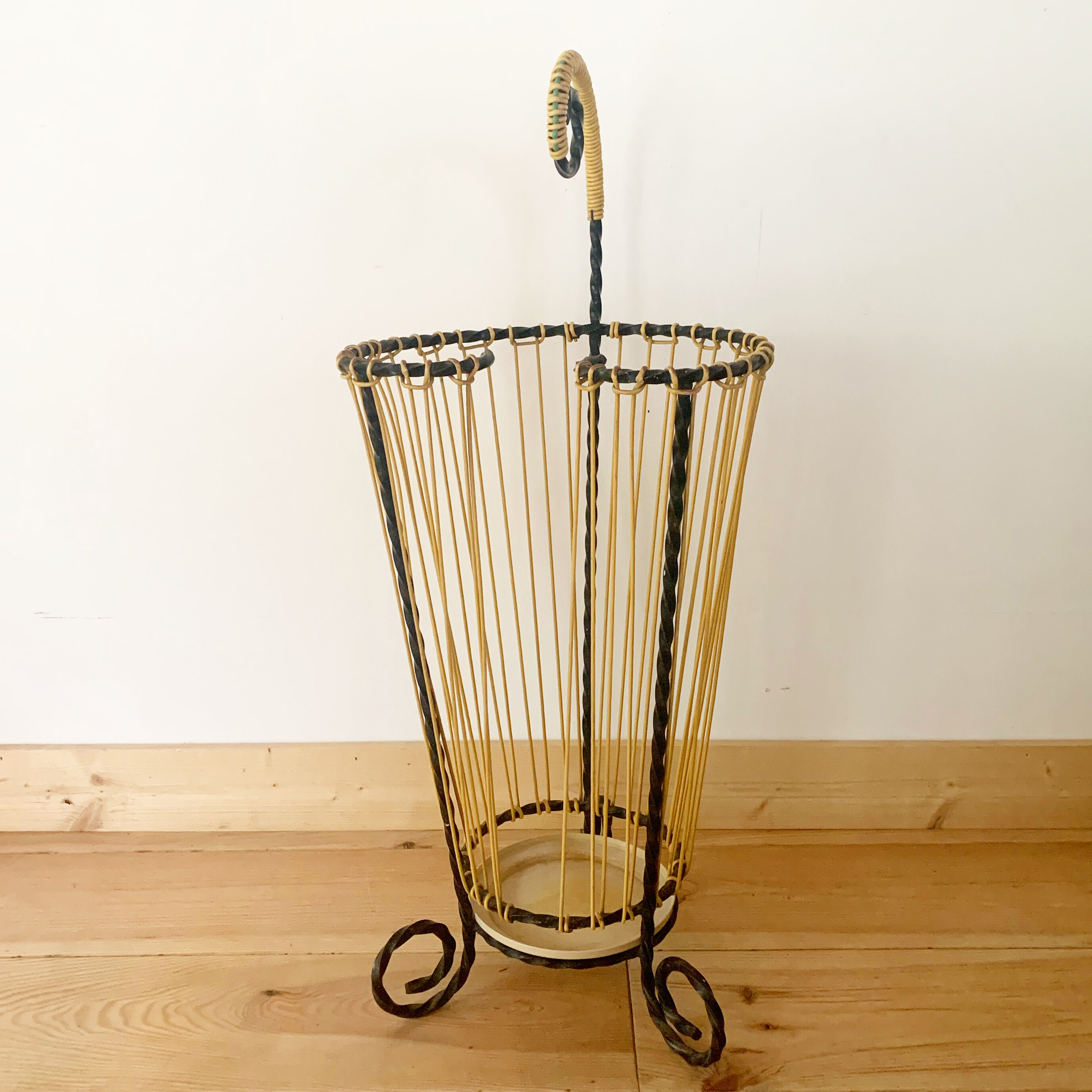 Wrought iron umbrella holder and scoubidou wires