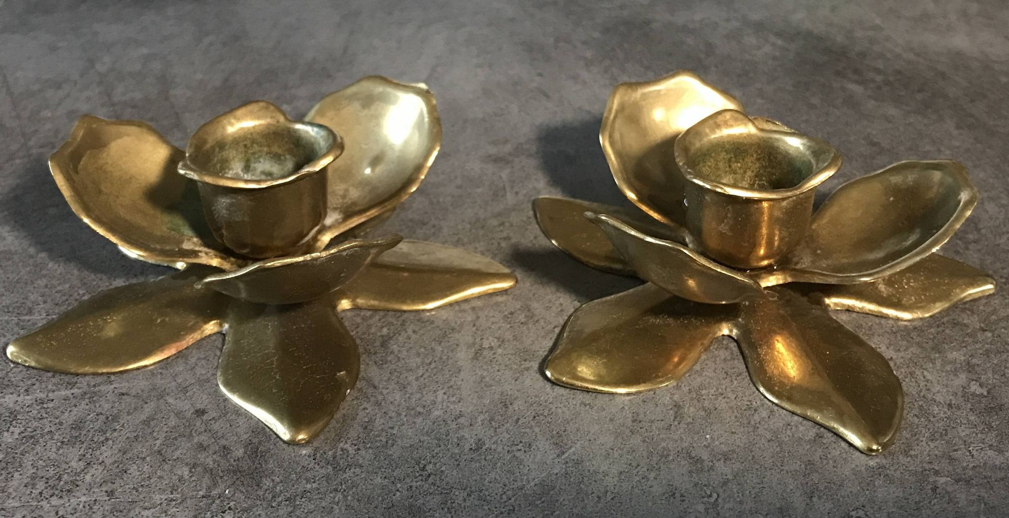 Pair of brass candle holders, duo of flowers vintage, 1970s