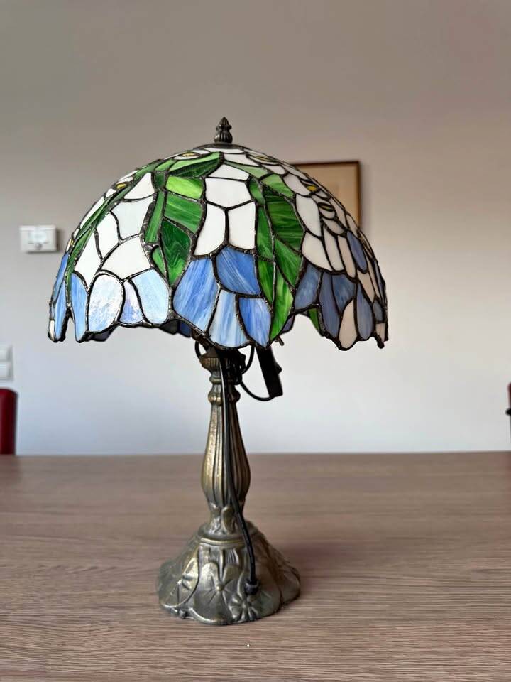 Art Nouveau/Tiffany style table lamp