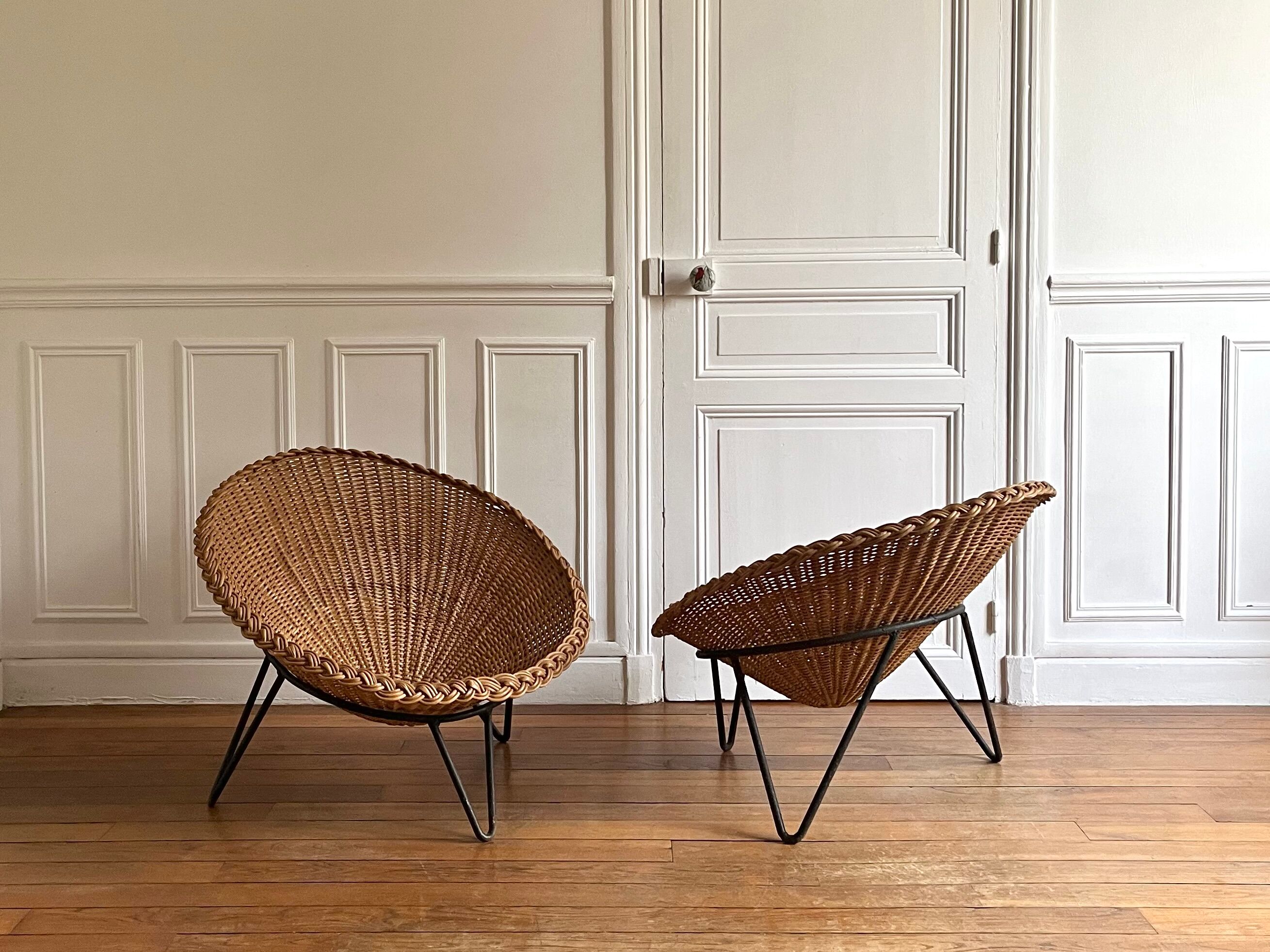 Pair of armchairs rattan basket feet metal