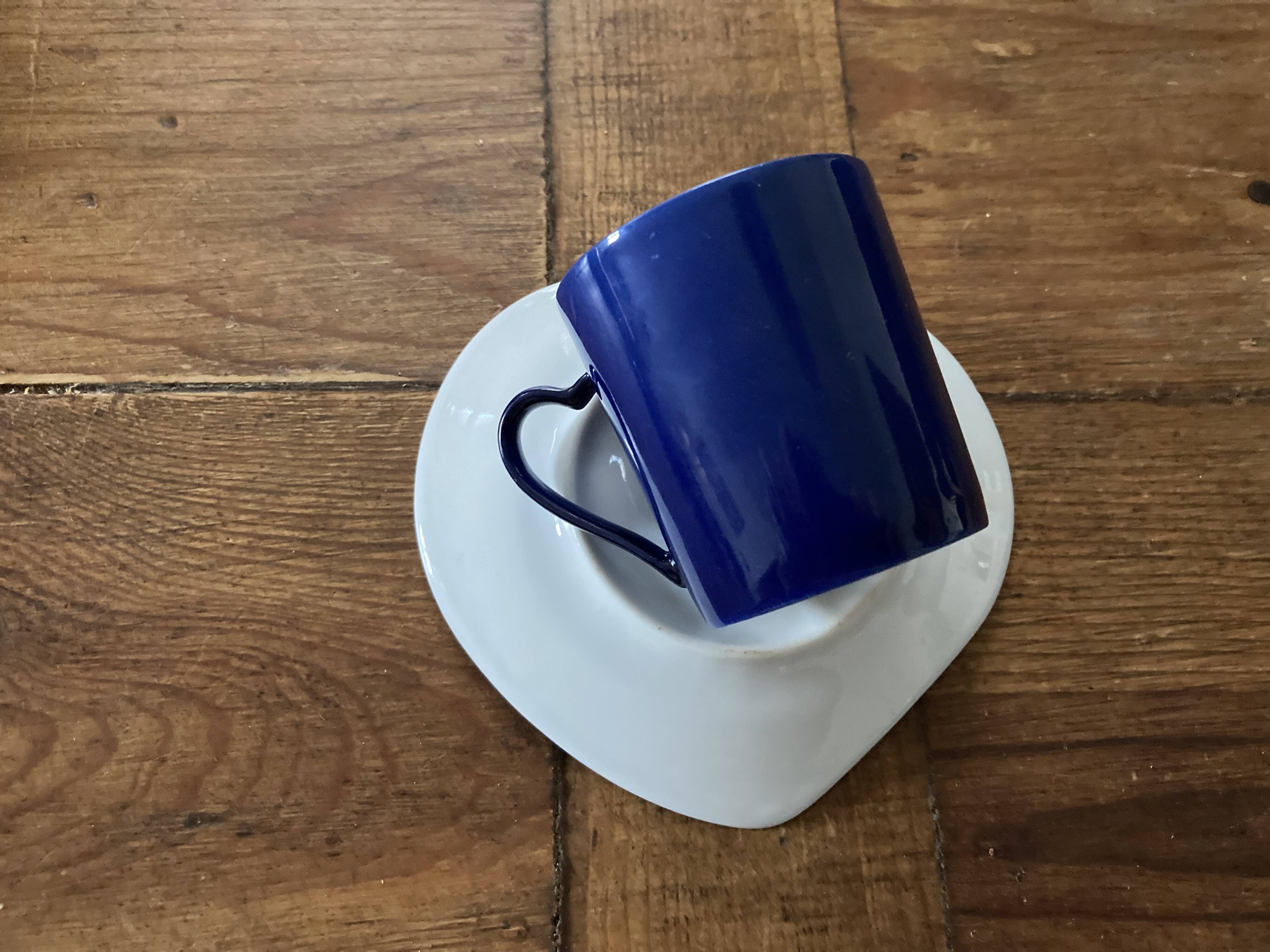 Coffee cups/saucers