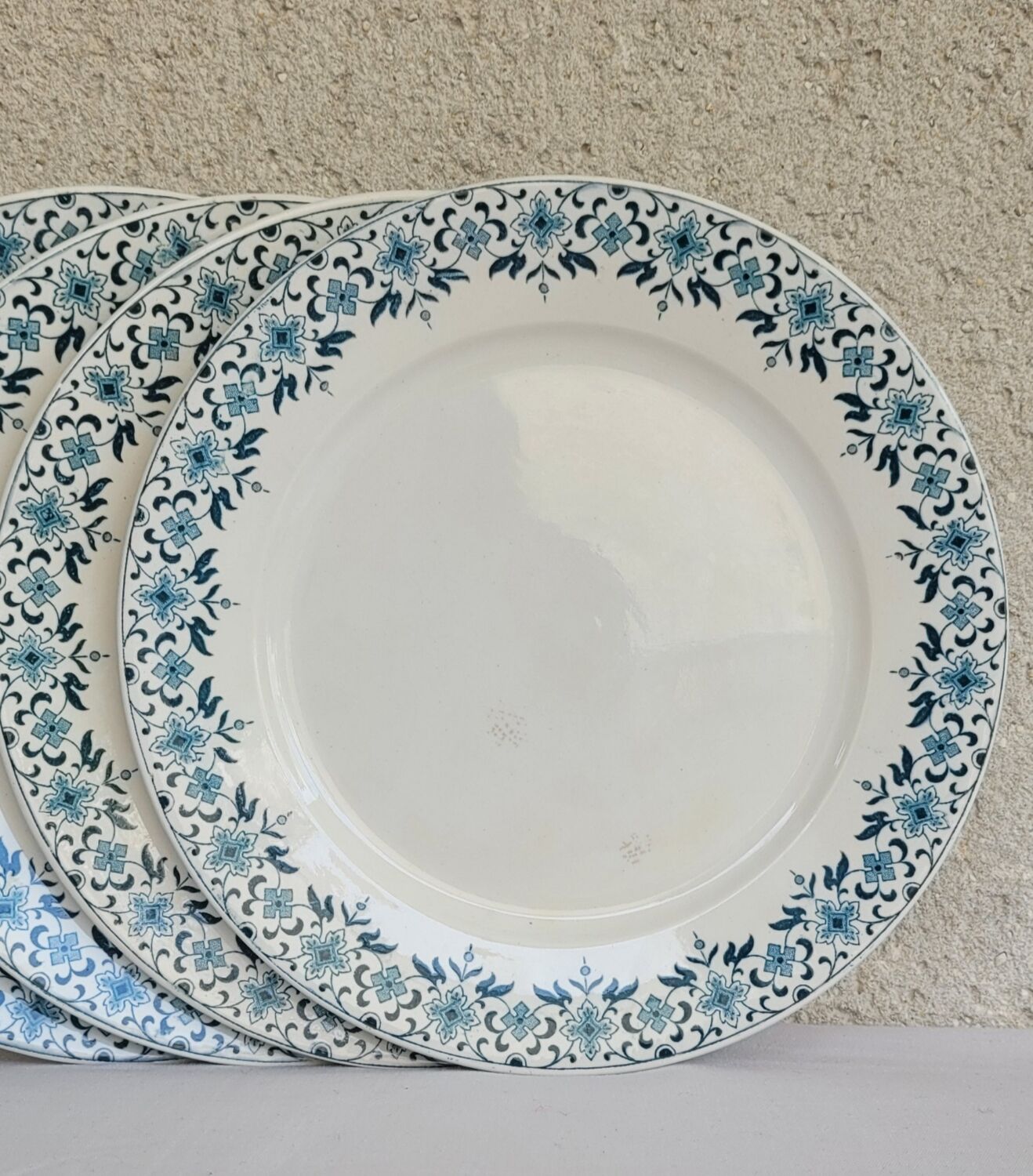 Set of 4 flat plates model Lucie u&c Sarreguemines Digoin white and blue floral border