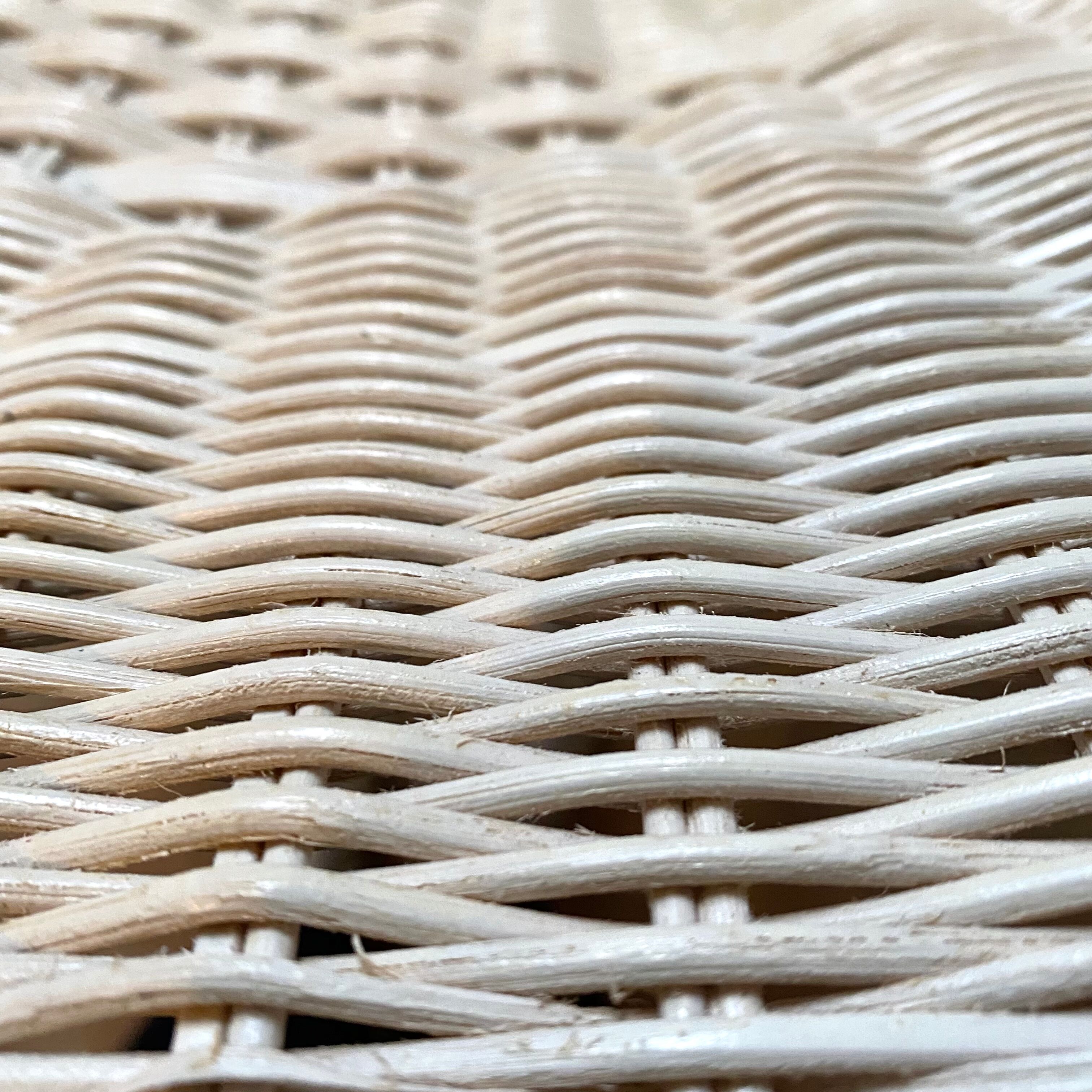 Paire de fauteuils en rotin blanc