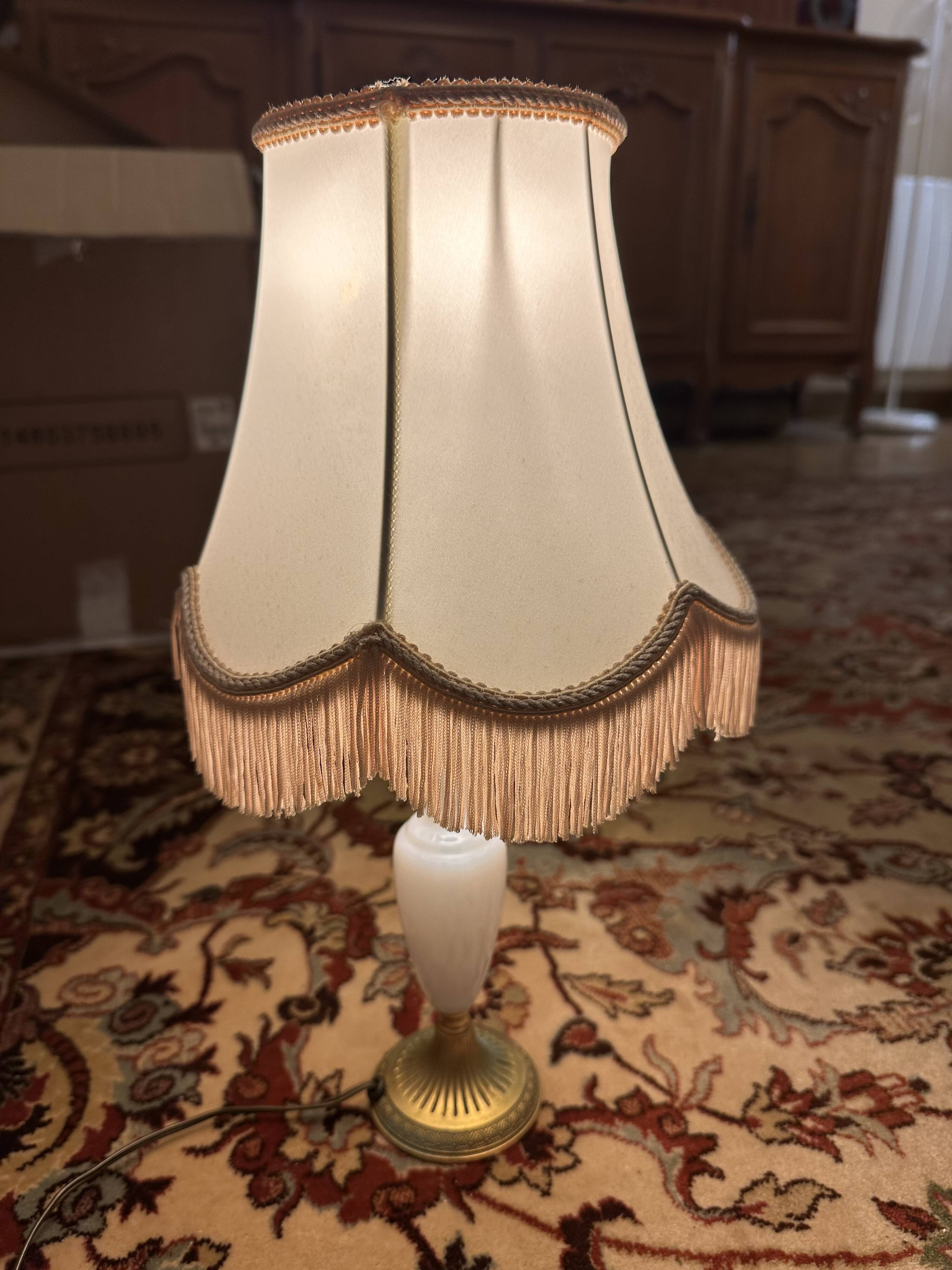 Lampe à poser en bronze et opaline
