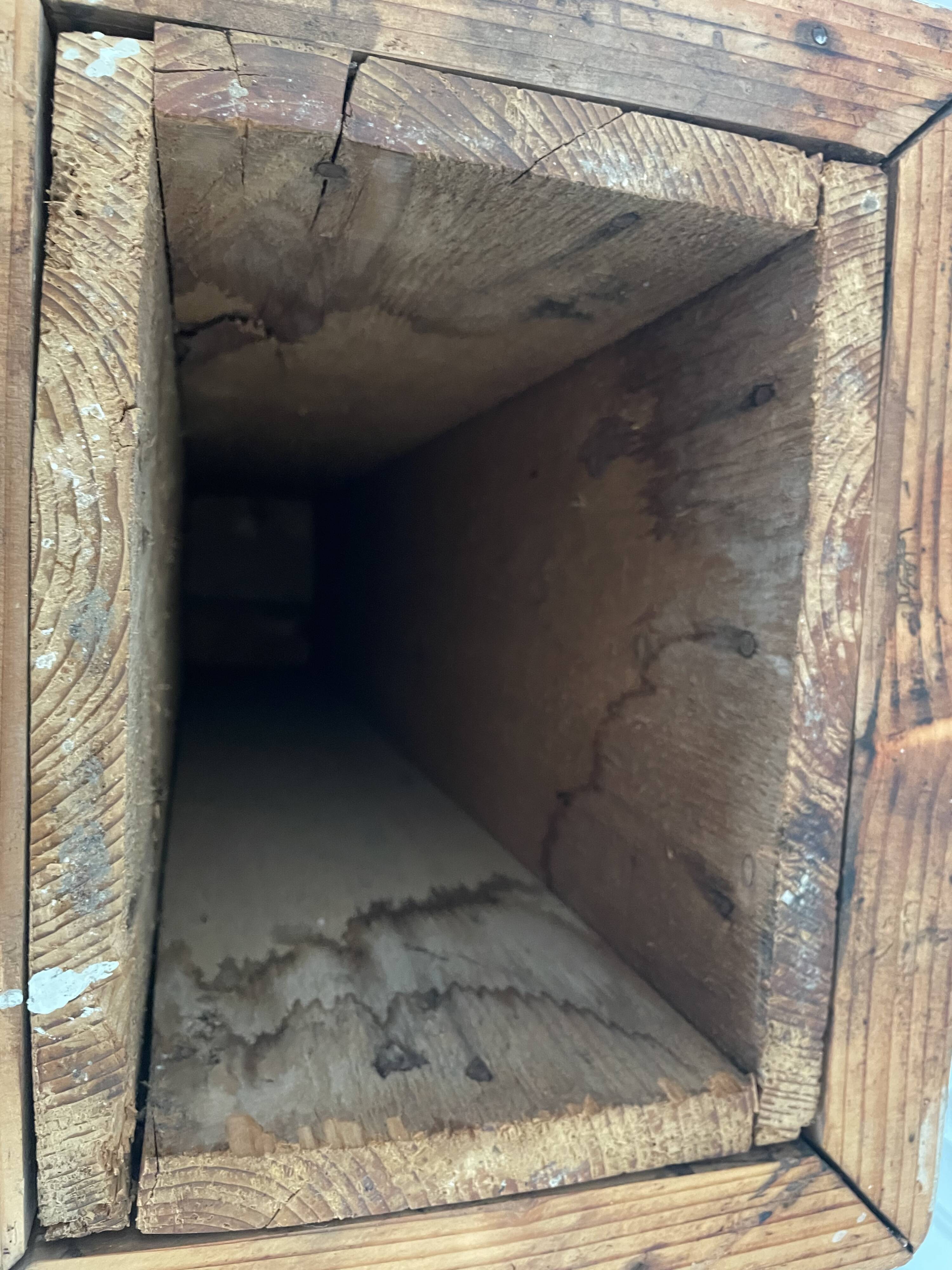 Colonne en bois peint