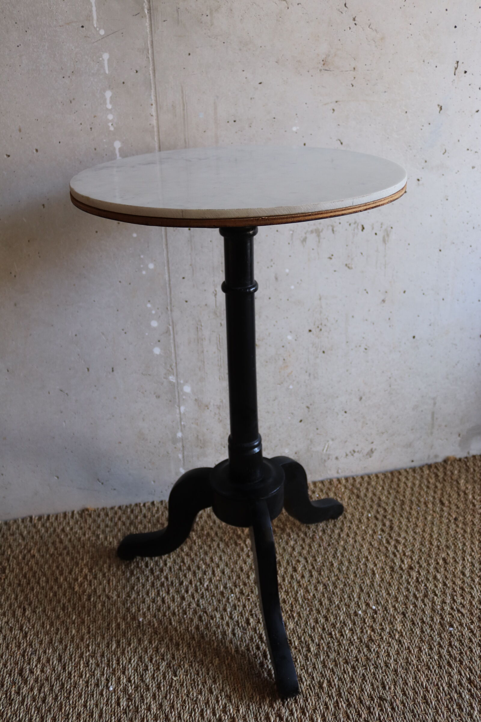 Gueridon in marble and wood