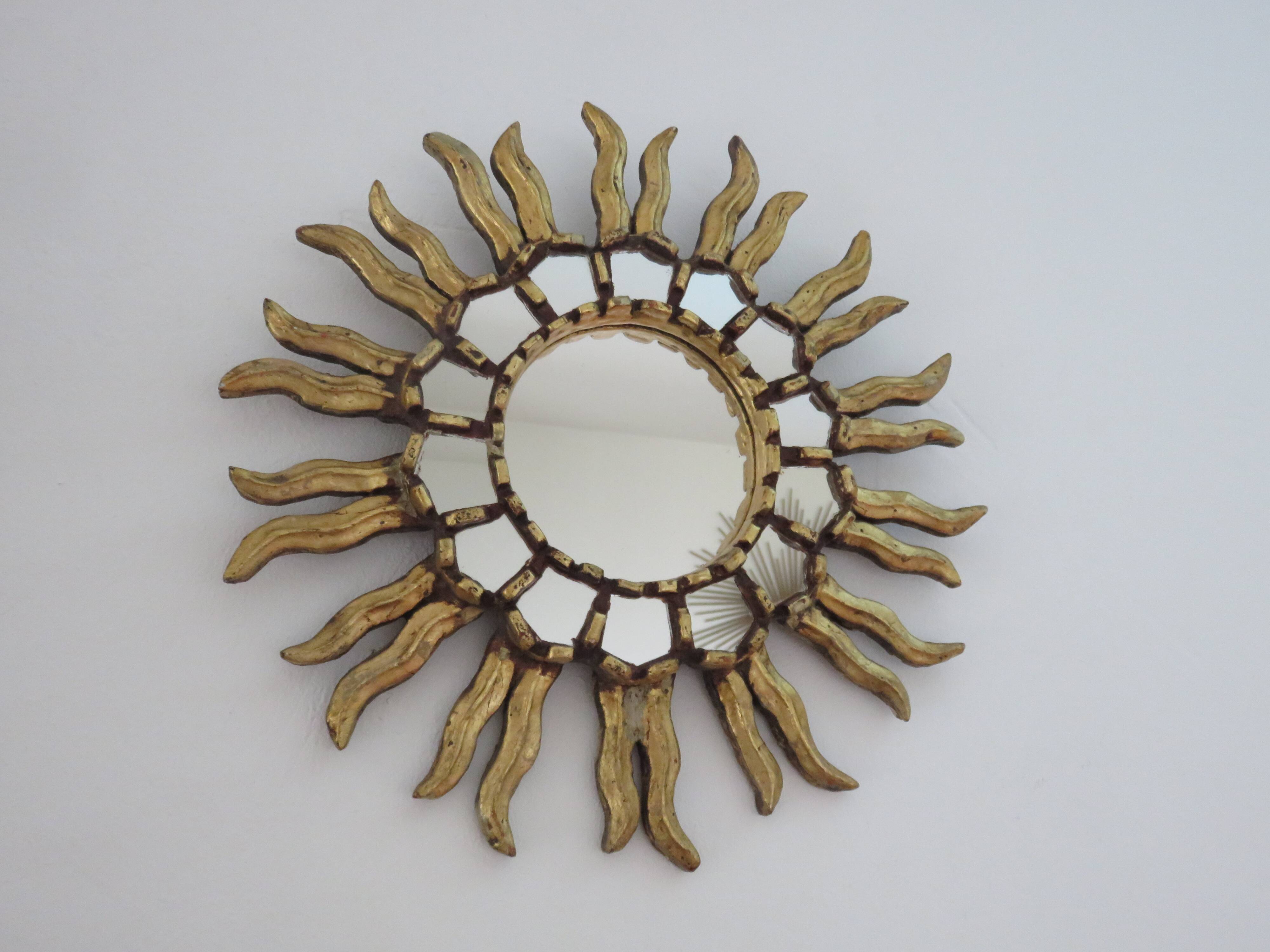 Miroir soleil en bois doré avec incrustations début XXème