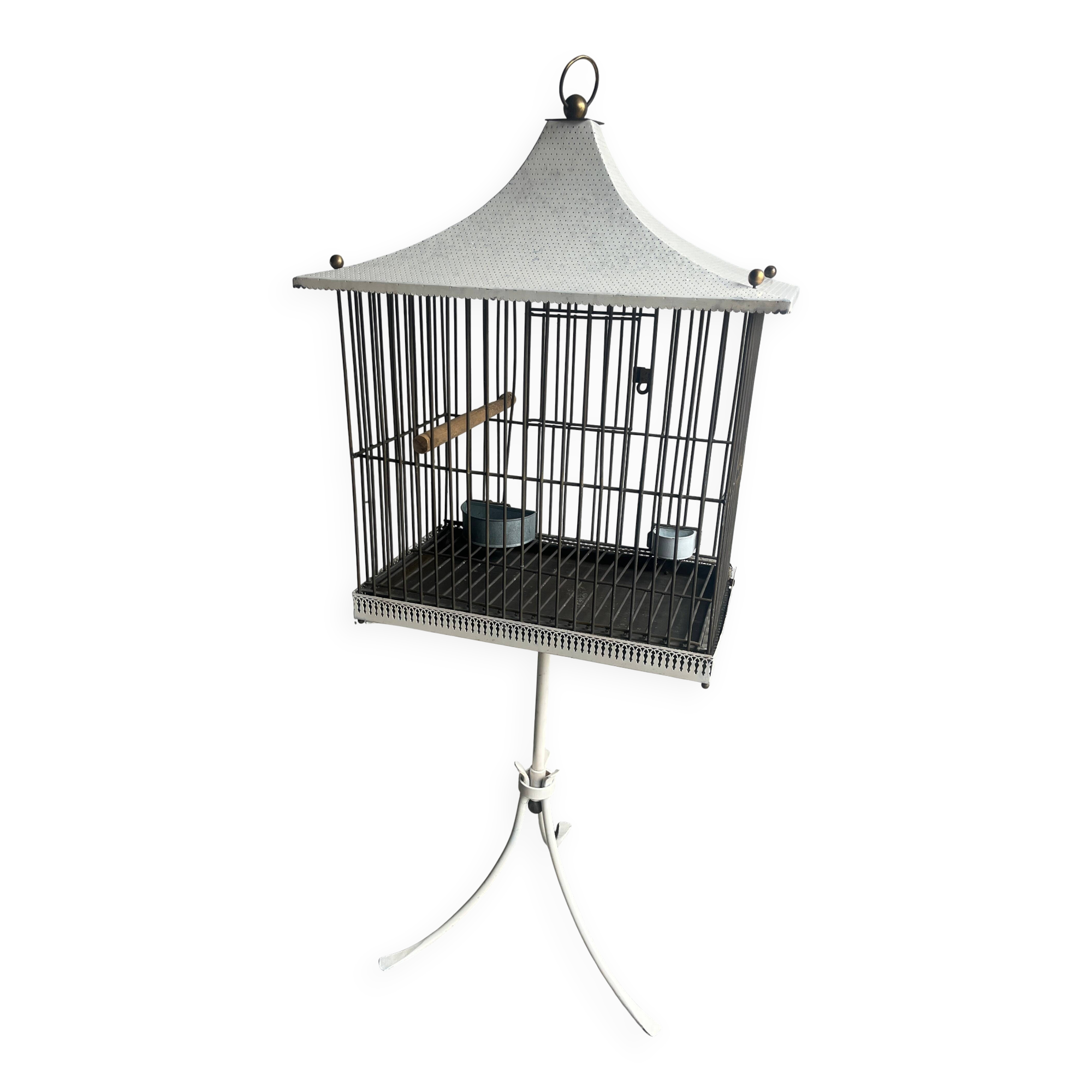 Cage à oiseaux style pagode, milieu du siècle, sur support — métal blanc et noir avec détails en laiton