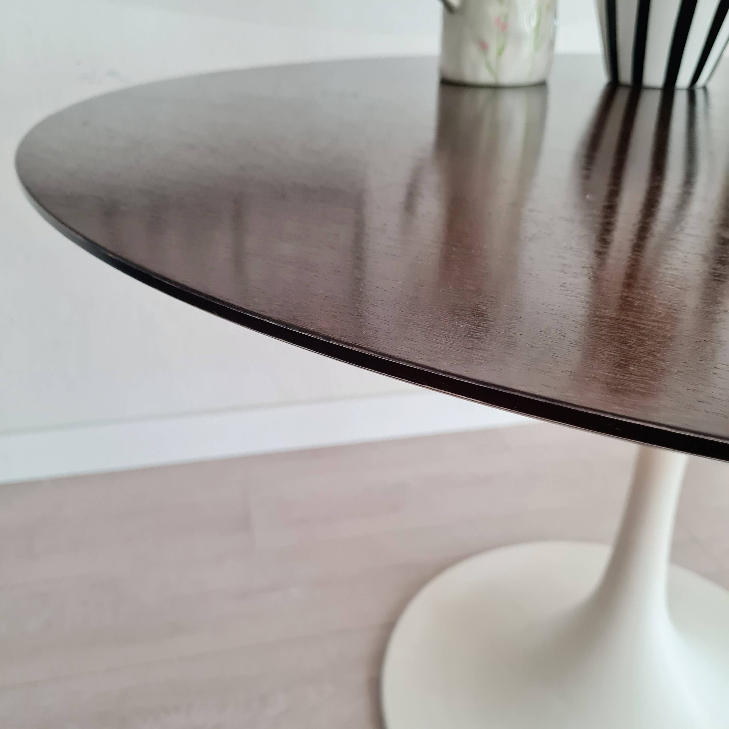 Extendable table with tulip base, round oval wooden top
