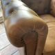 Fauteuils Chesterfield cuir marron vieilli - Style anglais chic, TBE