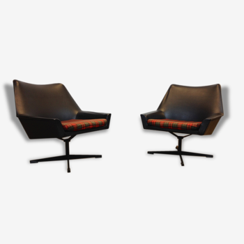 Pair of black 1960 leatherette chairs