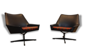 paire de fauteuils en skai noir 1960
