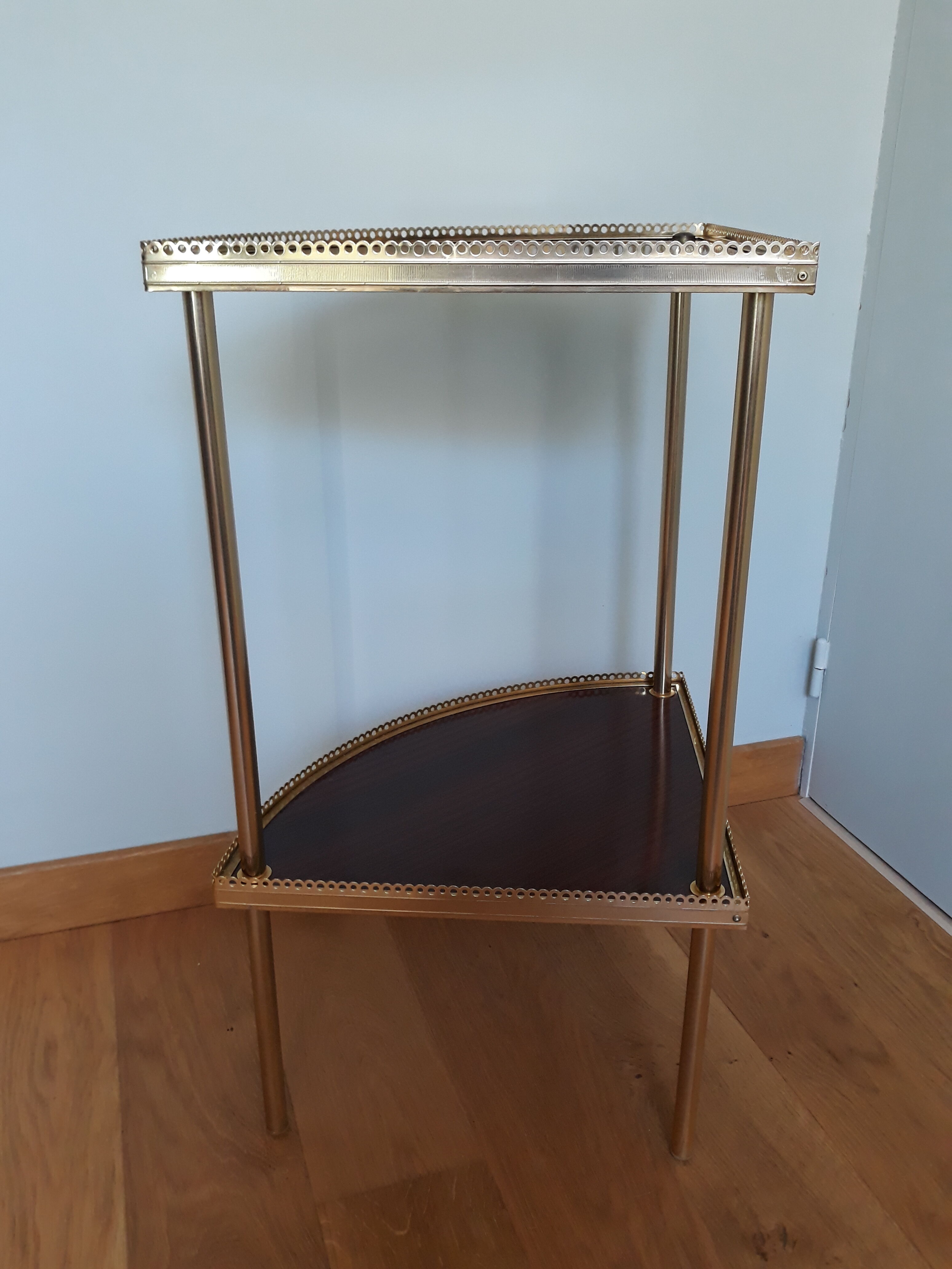 Shelf corner console notch in formica