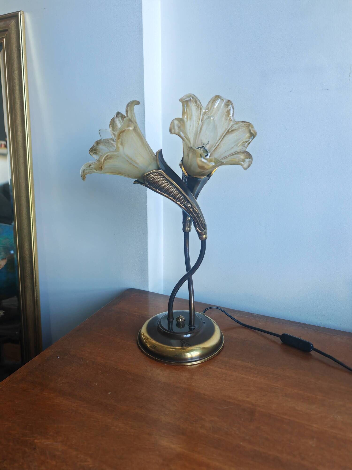 Double flower lamp Art Nouveau – Intertwined brass stems & art glass type