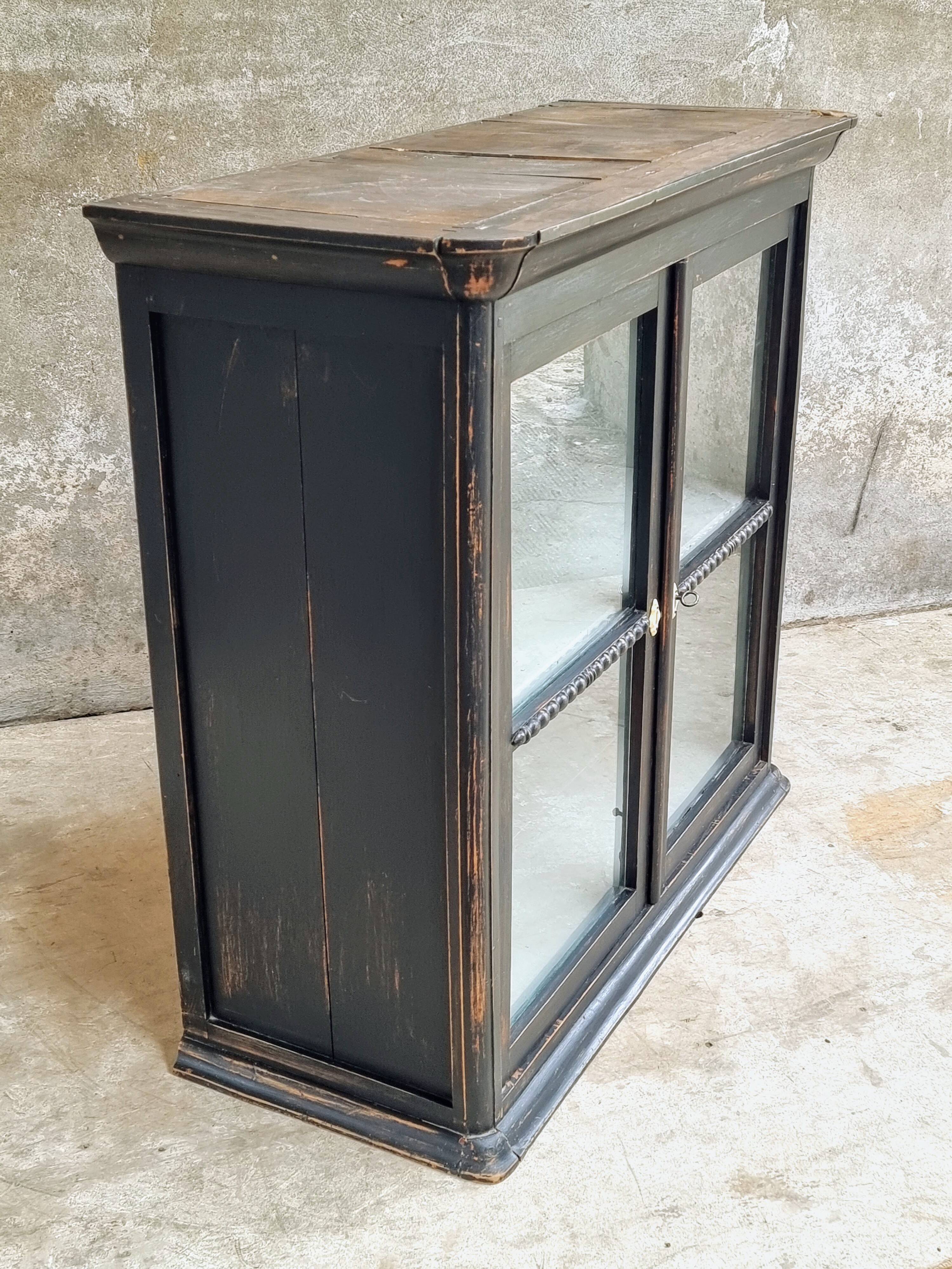 Vitrine antique, armoire suspendue, bois de pin, noir mat