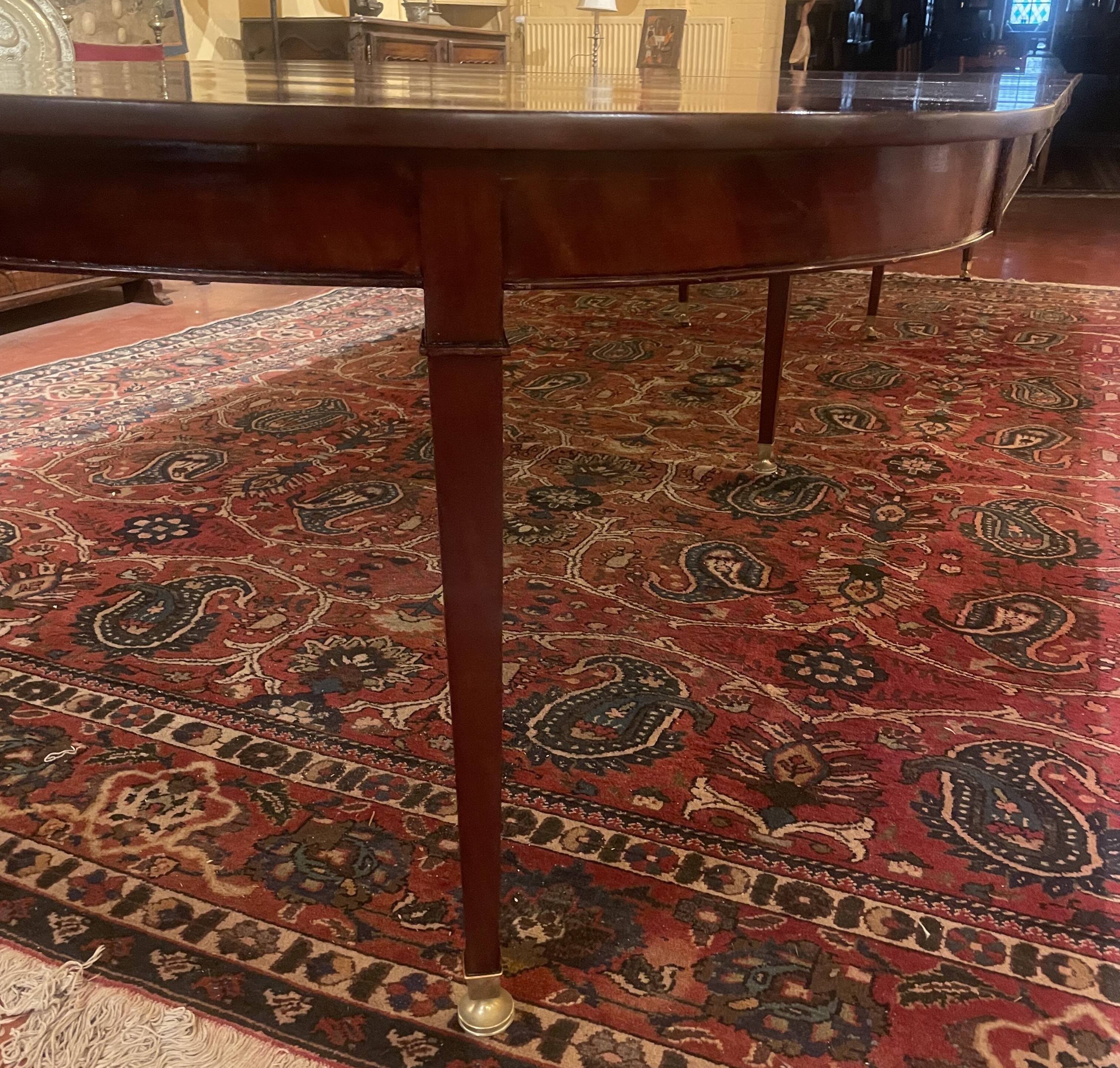 Extensible Louis XVI dining table in period Directoire mahogany.