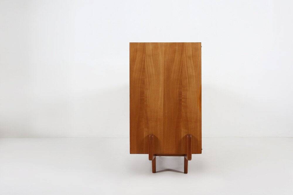 Buffet français des années 1950 en bois de cerisier massif.