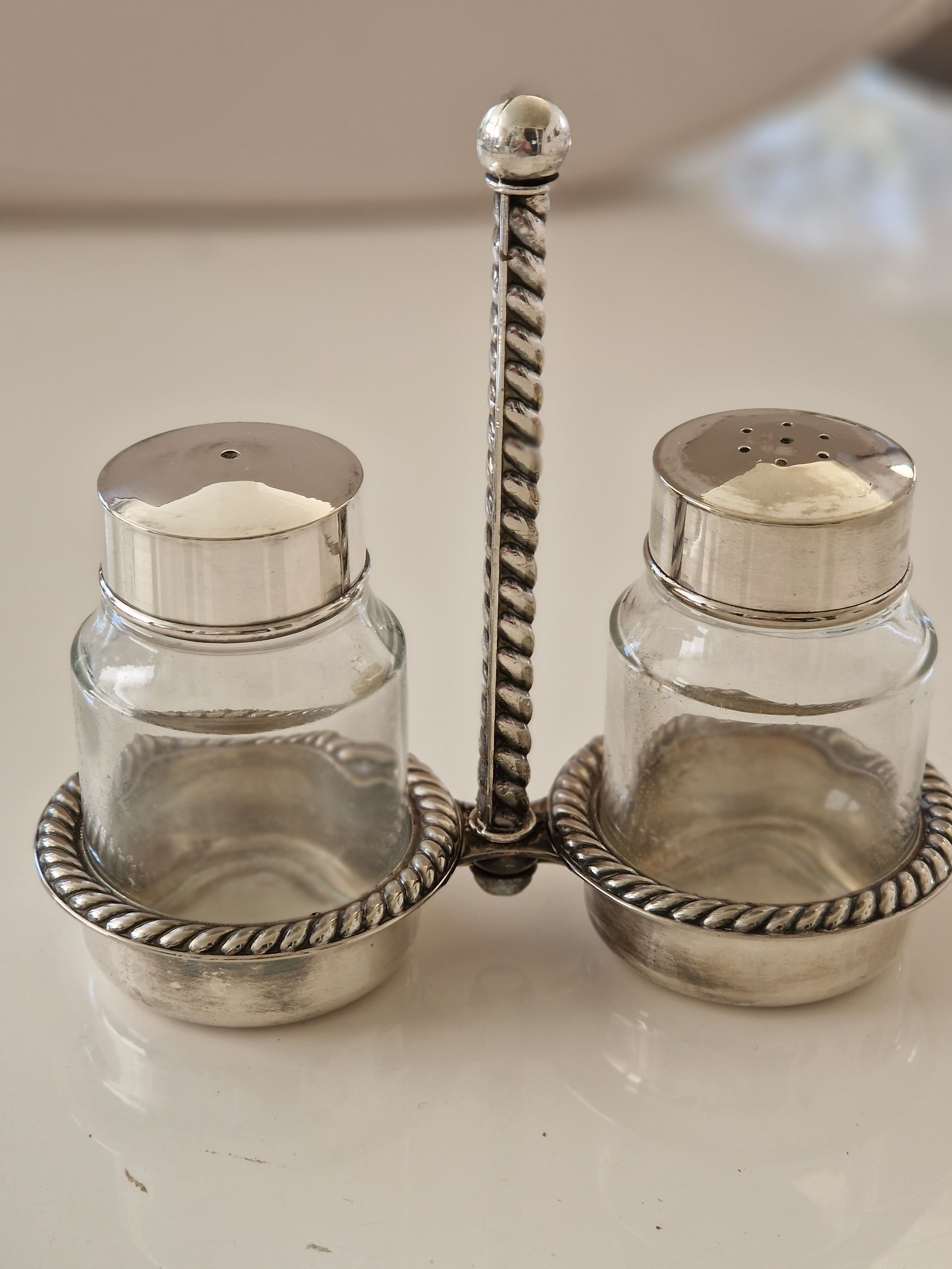 Salerons with support