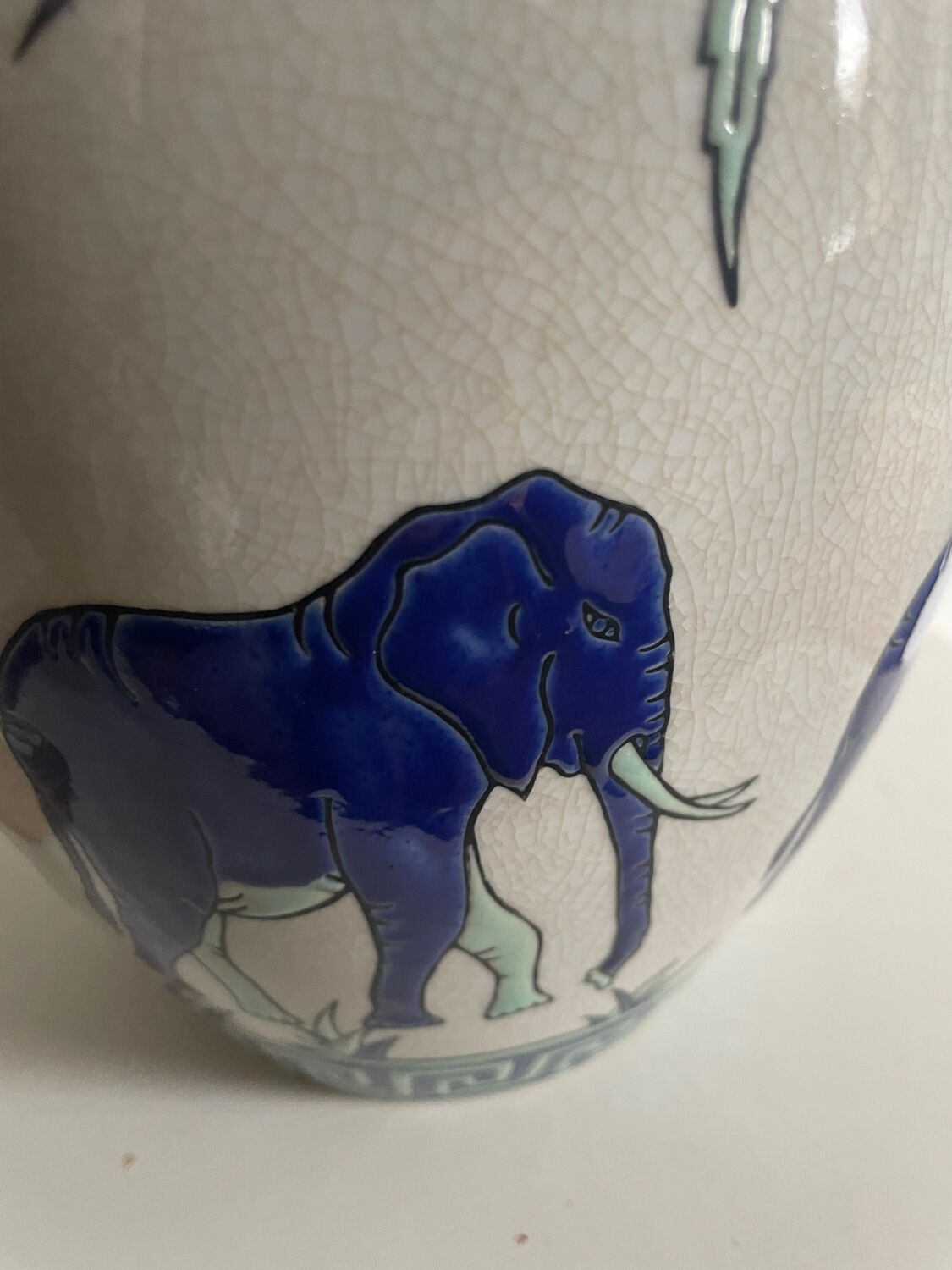 Keralouve La Louvière Elephants vase