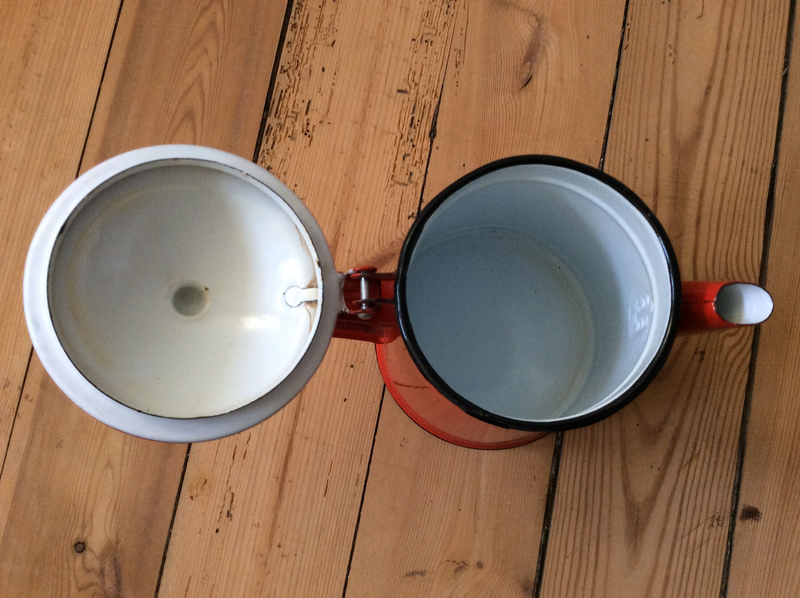 Cafetière émaillée rouge