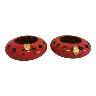 Une paire de bougeoirs des années 1960-1970, fabriqués en céramique rouge