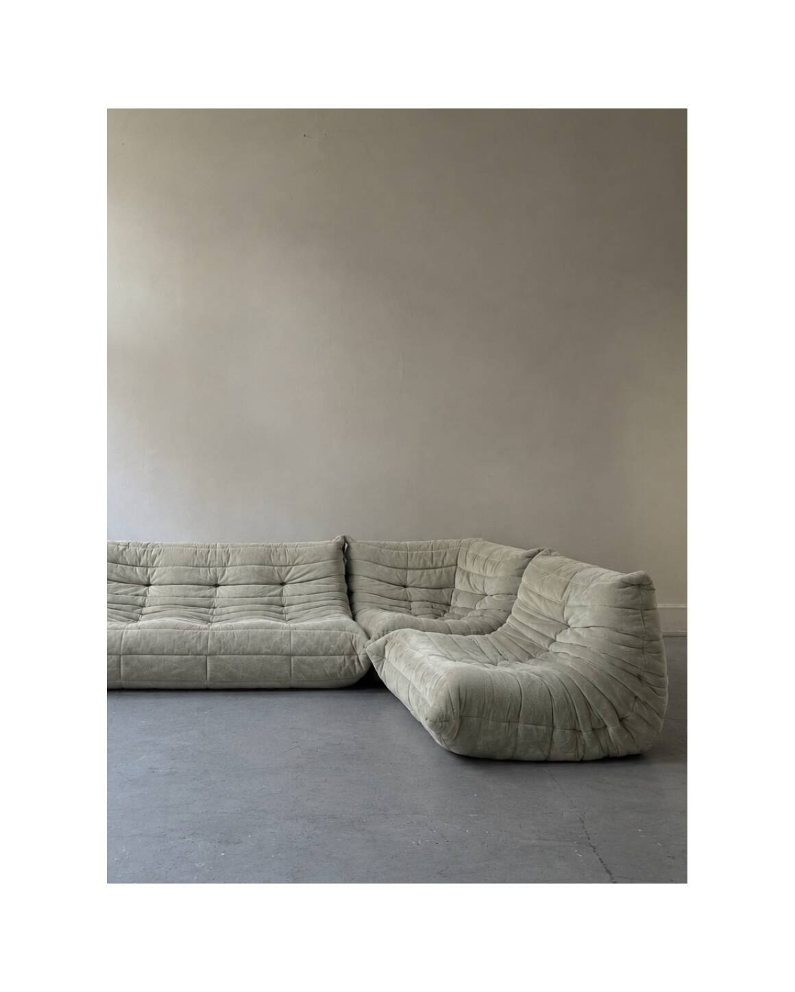 Canapé modulable Togo en velours grege par Ducaroy, Maison Ligne Roset