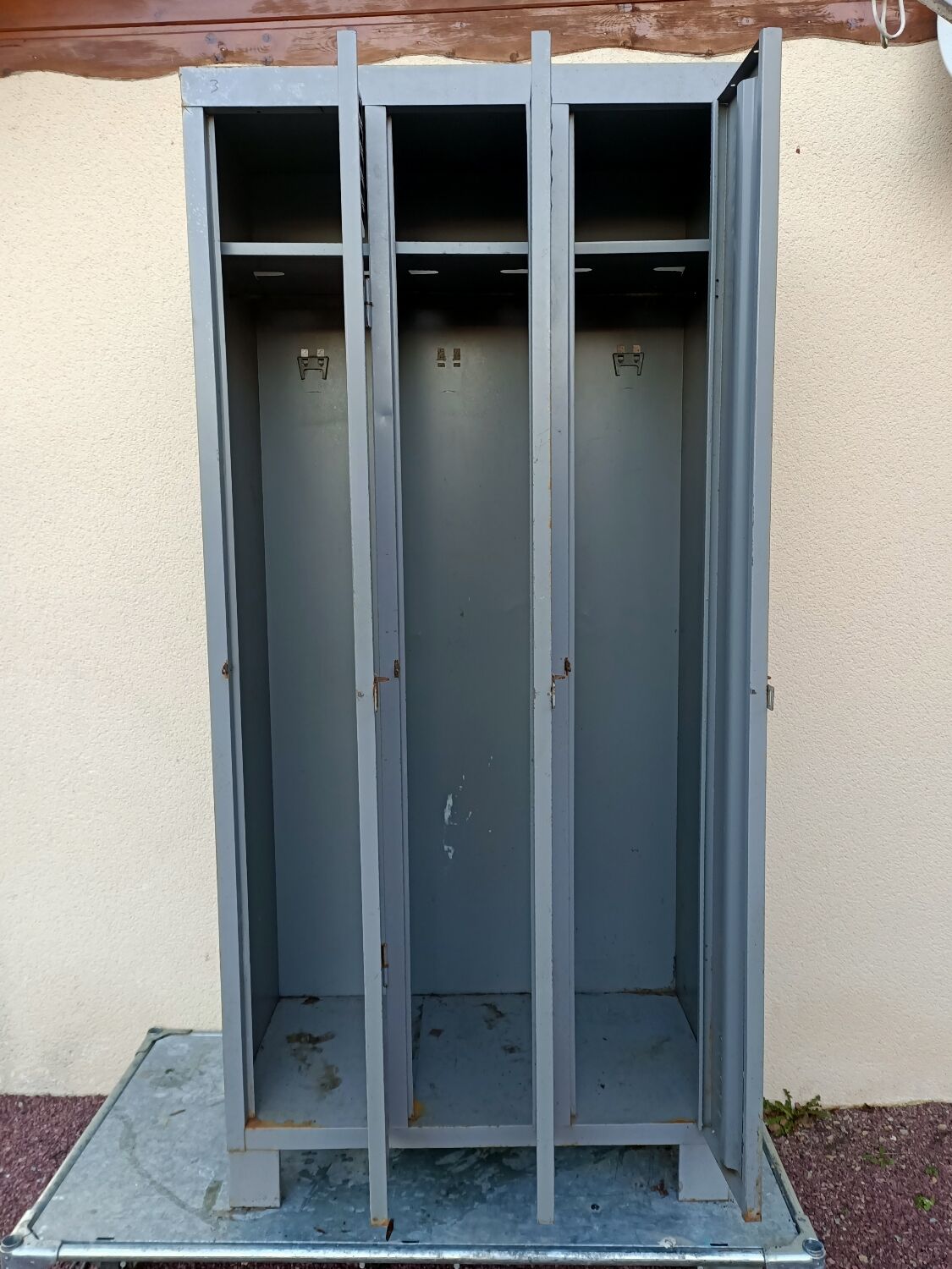 Metal cloakroom cabinet