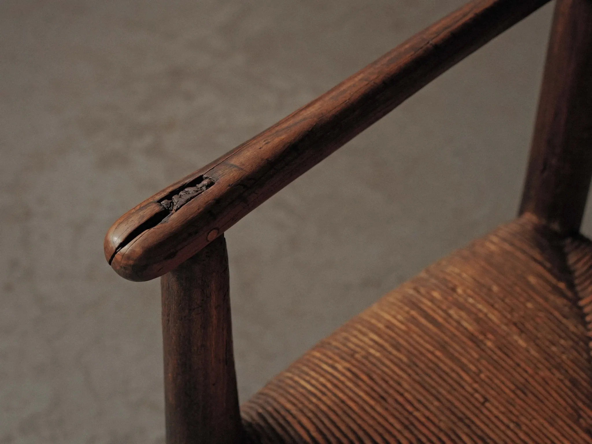 Fauteuil paysan en bois massif et paille, XIXᵉ siècle