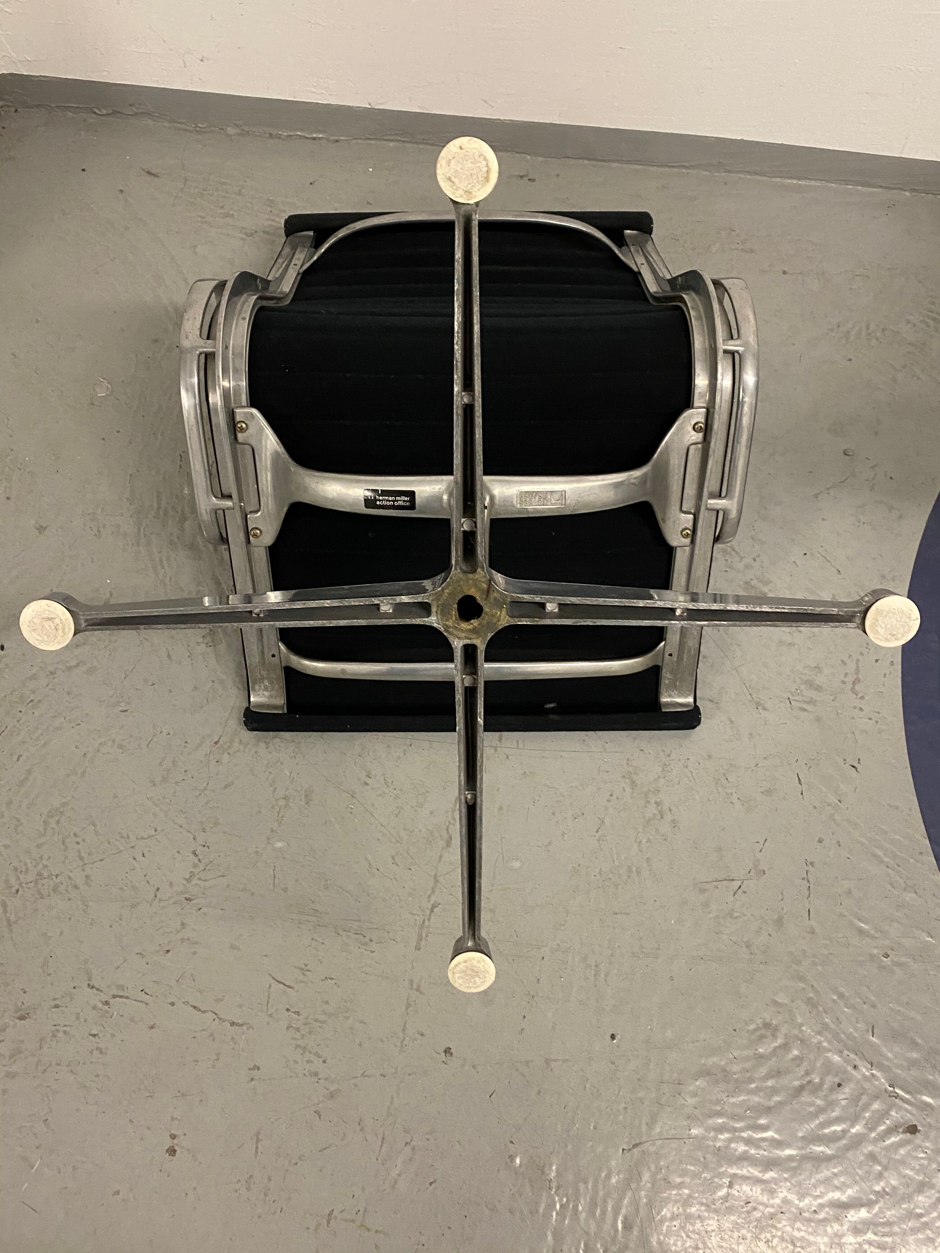 Fauteuil EA108 par Charles et Ray  Eames édition Herman Miller