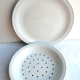 Assiette art déco en porcelaine blanche avec égouttoir à fraises