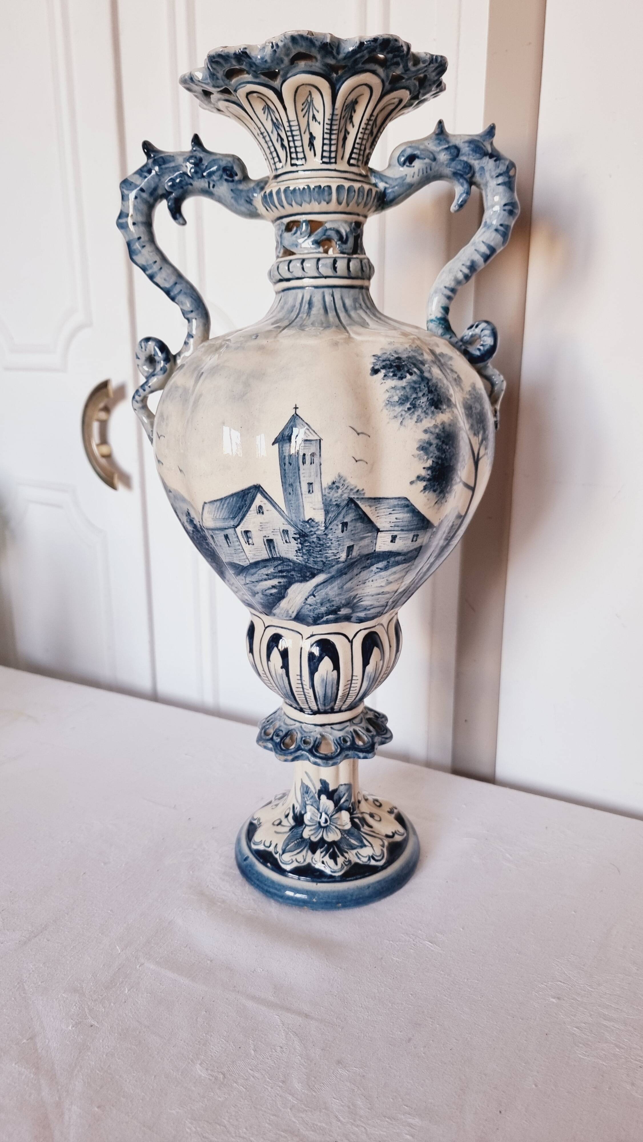 Large Spanish vase in Talavera style, hand-painted, adorned with a landscape.