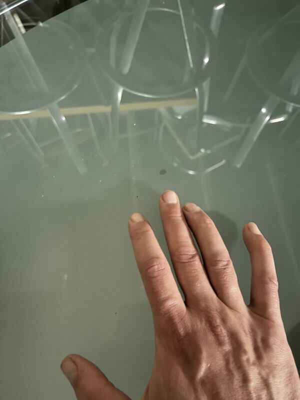 Table de salle à manger ronde en verre dépoli translucide avec pied en acier inoxydable brossé — Style industriel années 1990