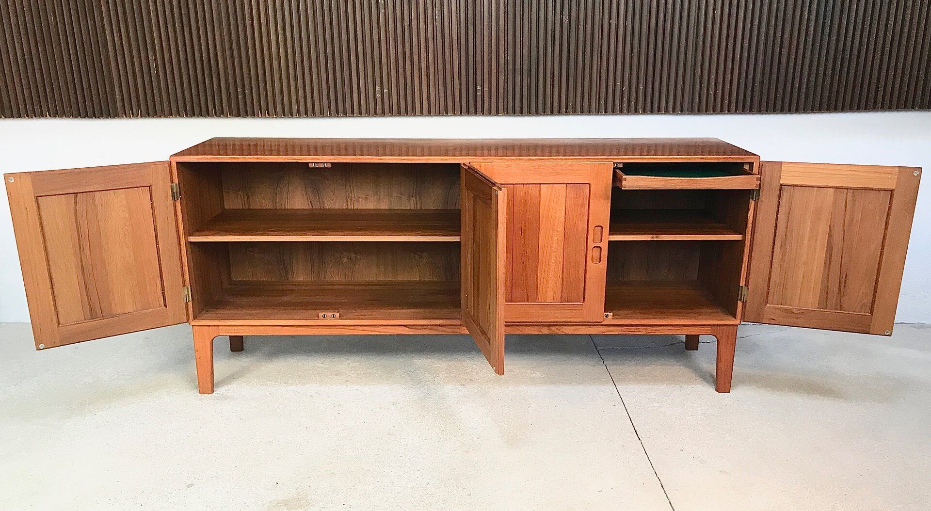 Buffet scandinave en teck massif, Danemark années 1960