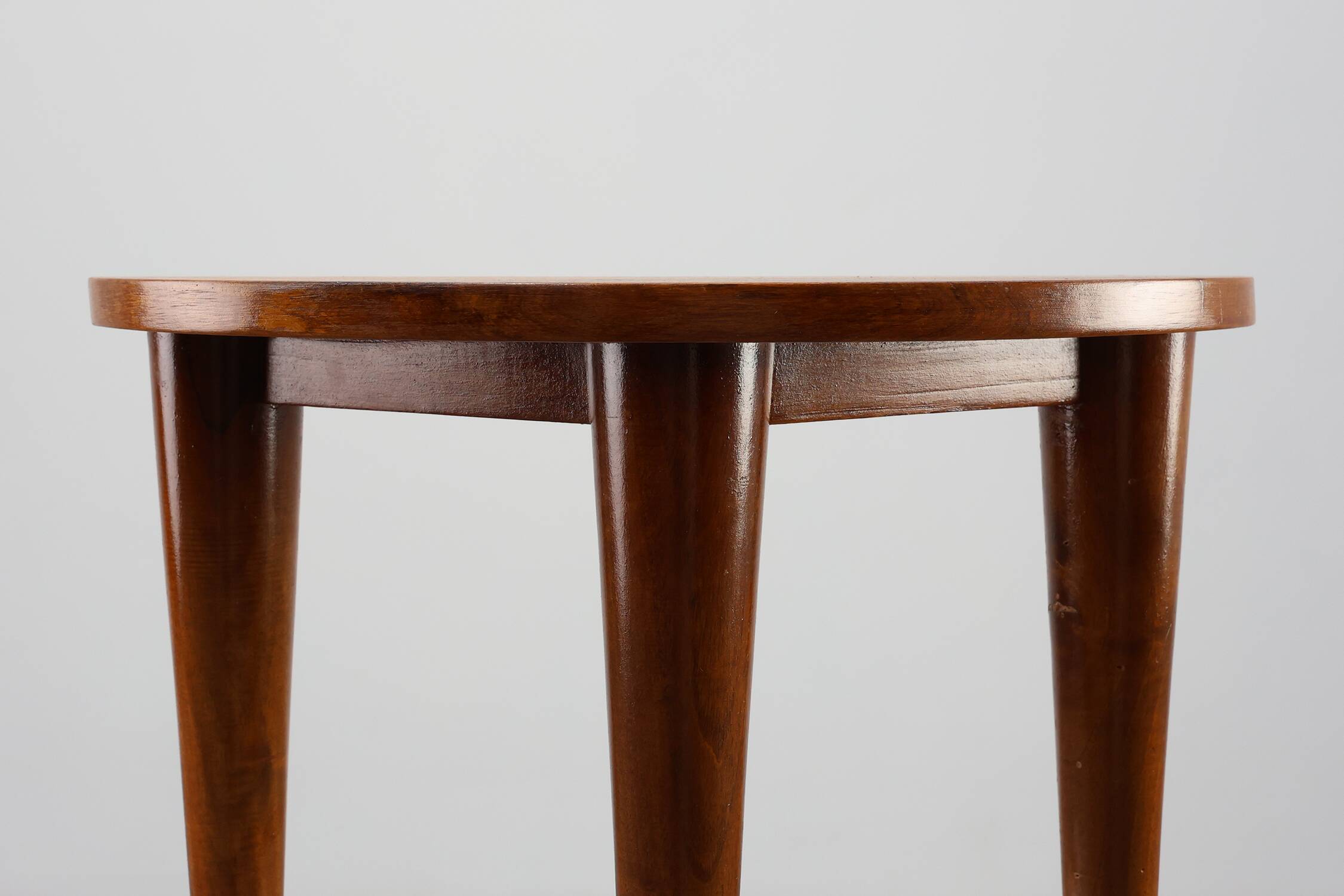 Petite table en bois et laiton estampillée "Italia" dans le style de Gio Ponti.