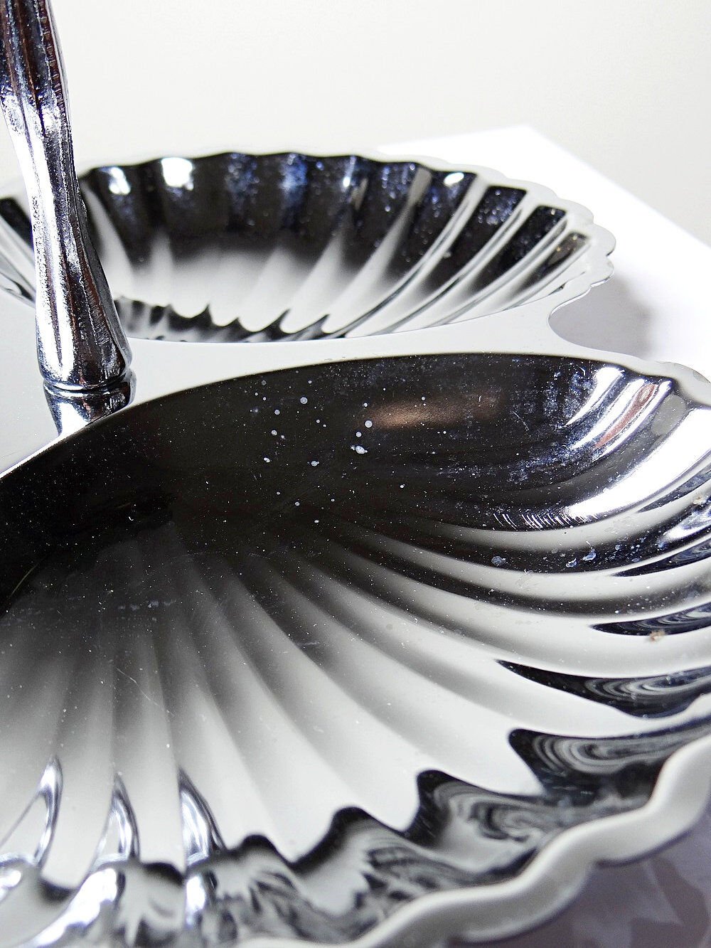 Vintage three-bowl server in silver-plated metal, shell decoration 1970-80.