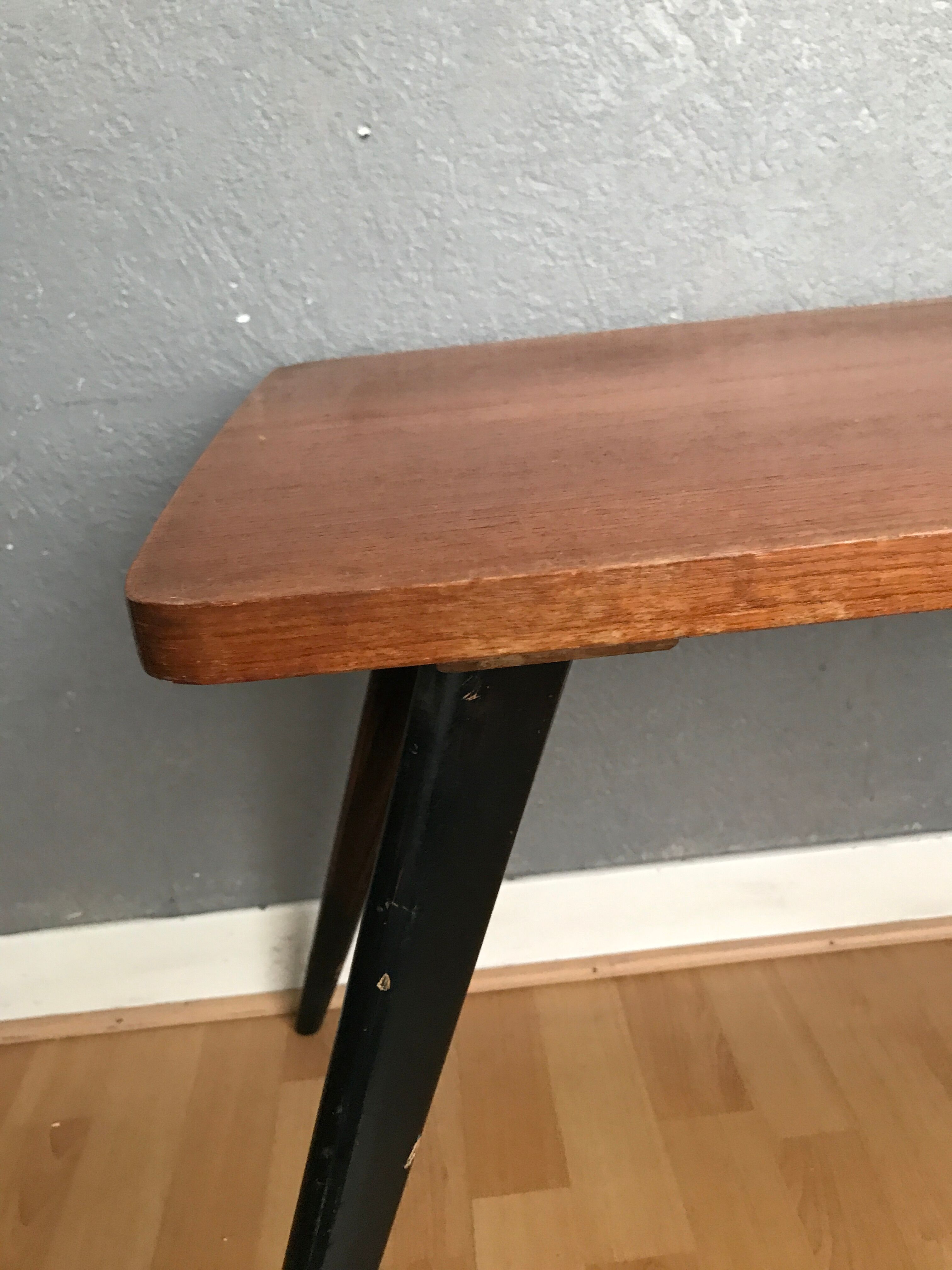 Table bass feet compass