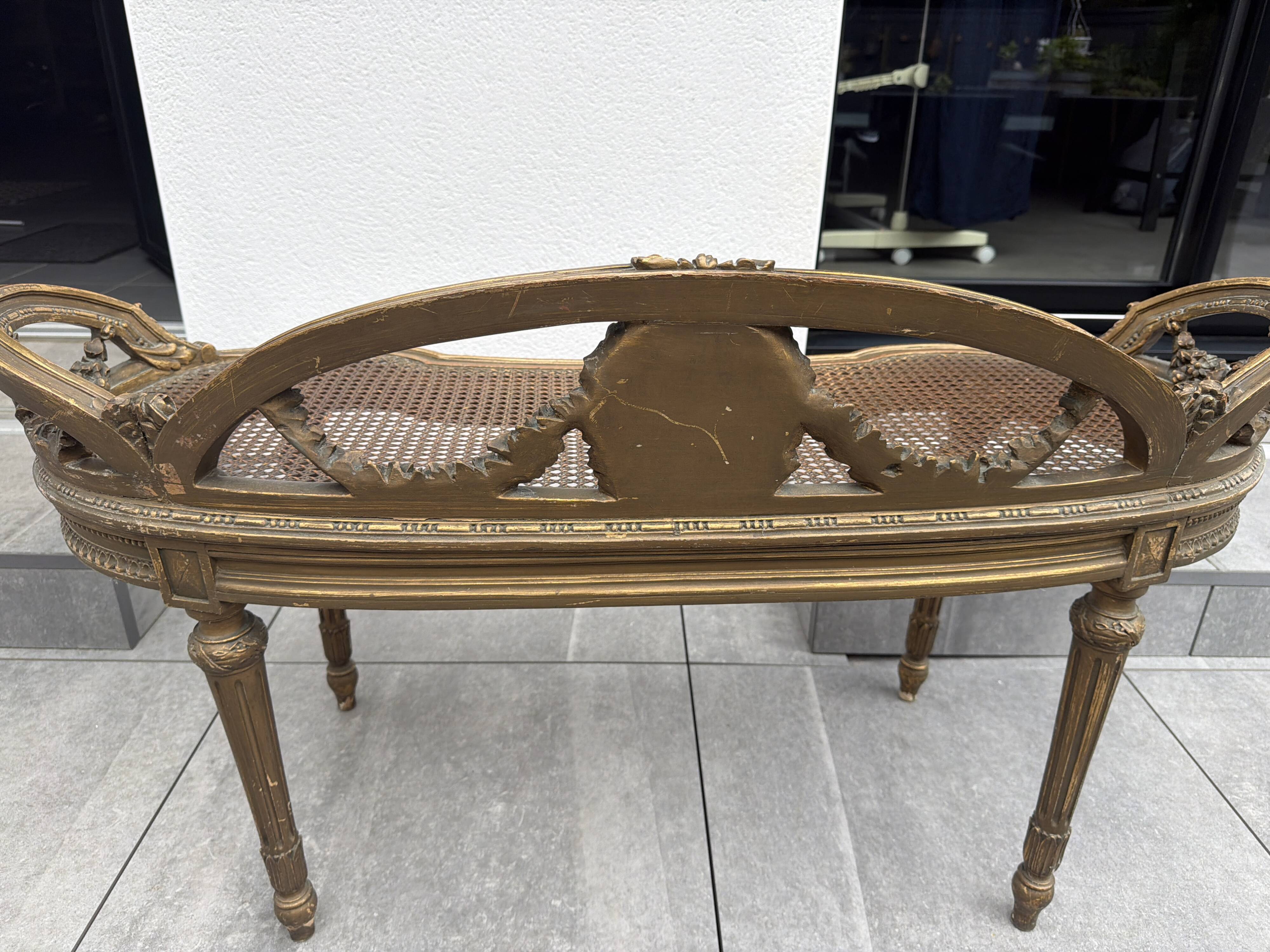 Superb salon bench (basket model) in Louis XVI style.