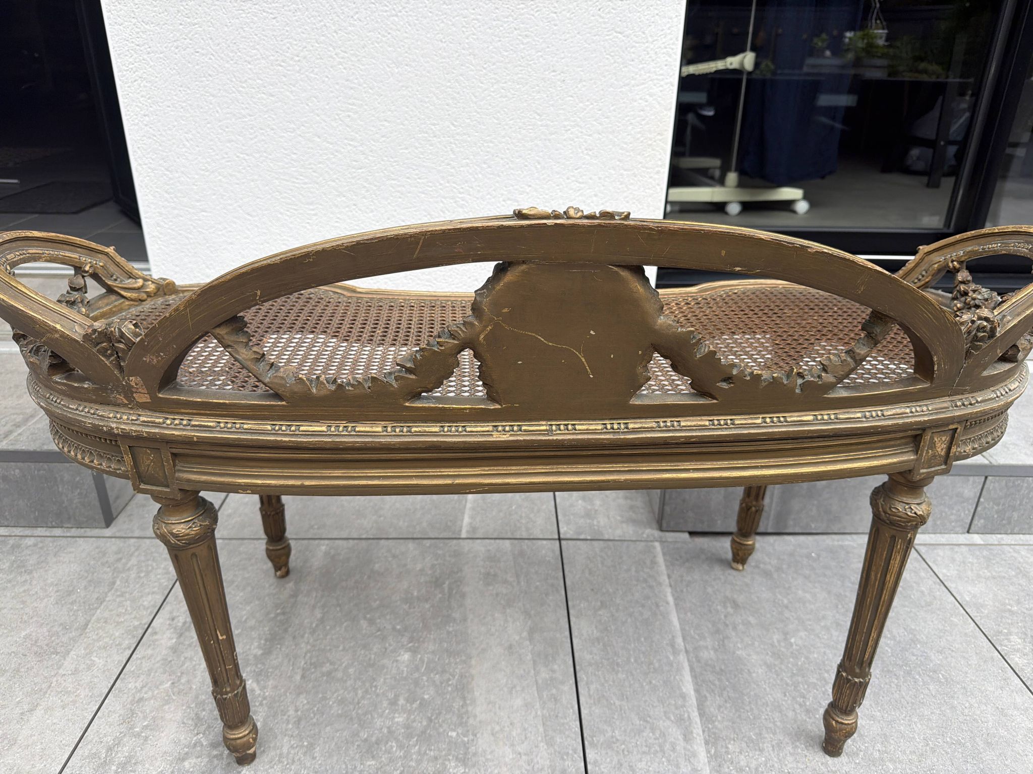 Superb salon bench (basket model) in Louis XVI style.