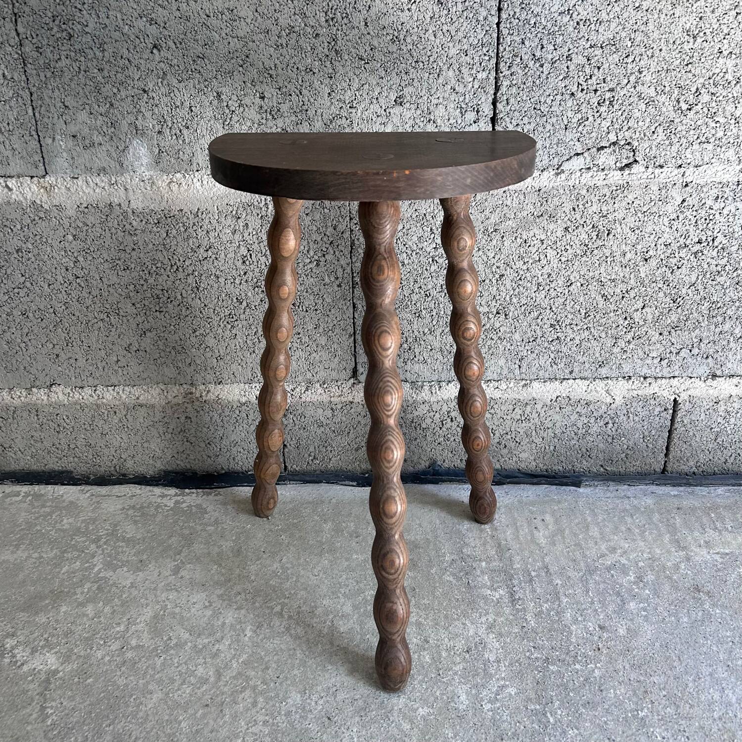 Tabouret tripode demi lune