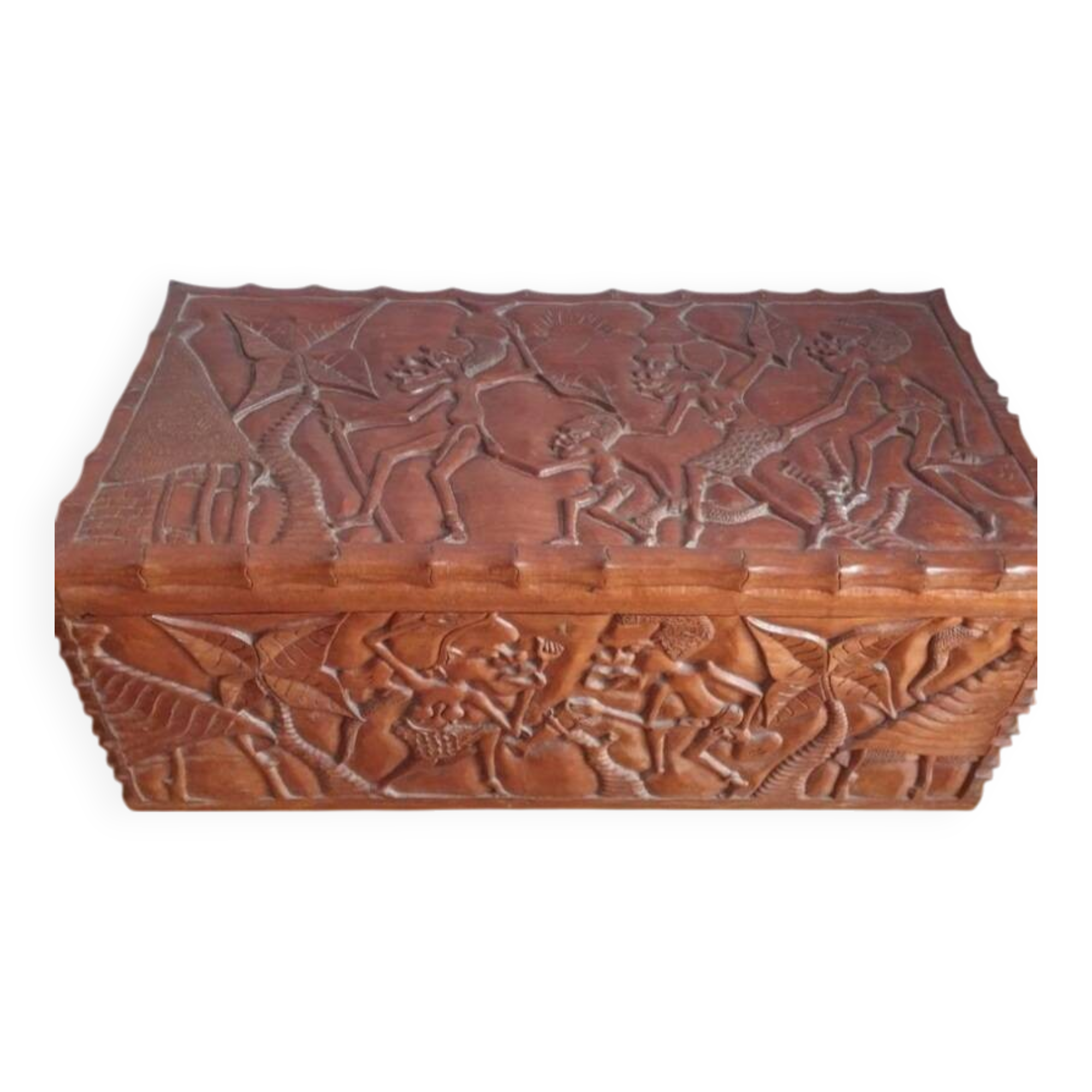Grand coffre bois sculpté