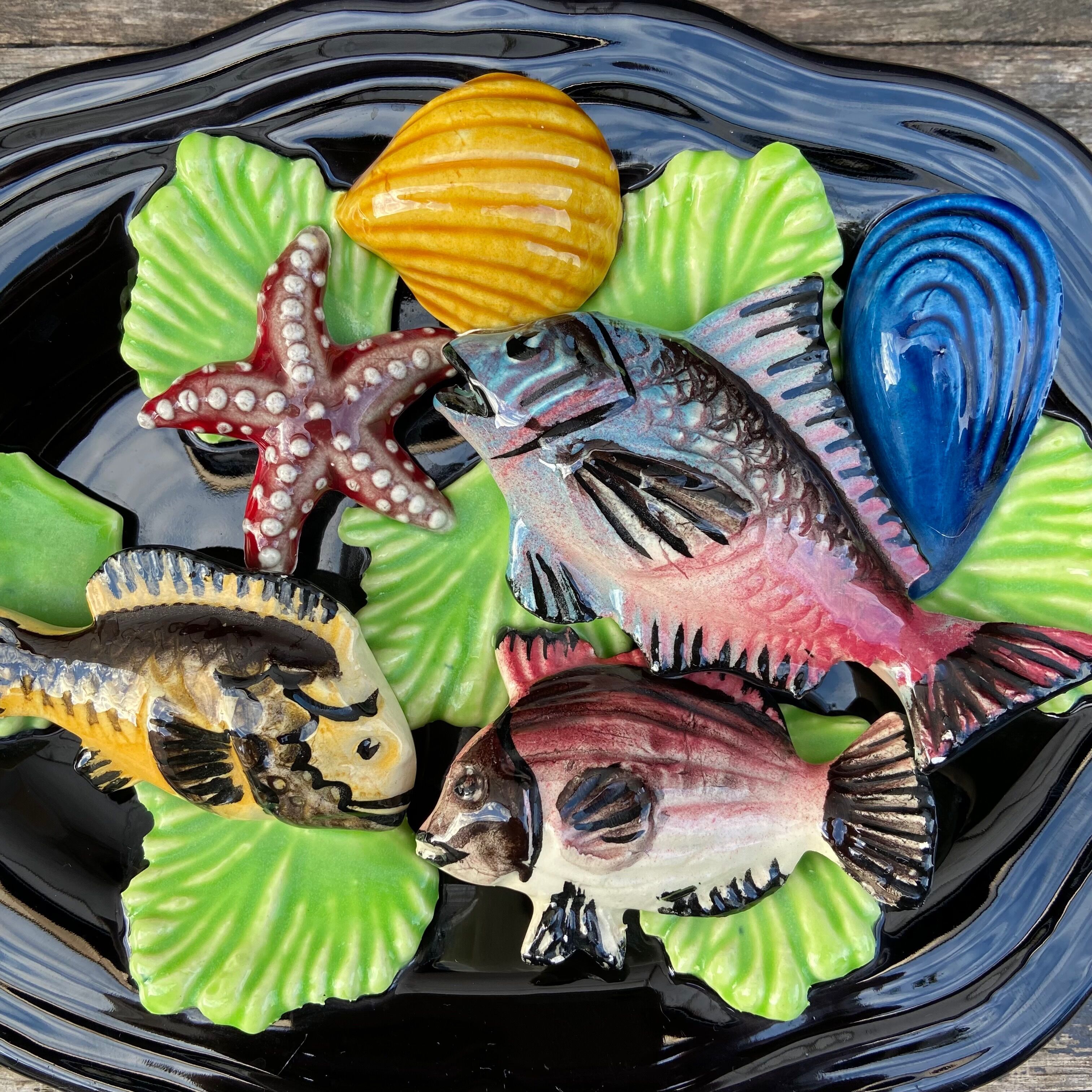 Decorative plate in slurry-decoration fish